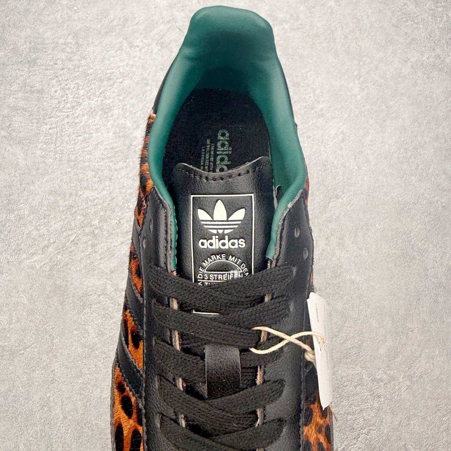 图片[5]-＃HZ AD Original Samba OG 桑巴复古经典轻便板鞋 JI2735 口碑大厂出品 全网最全AD系列 品控大底版型不断改良更新 全套原纸板楦头开发 确保原汁原味 完美呈现桑巴版型 一比一鞋头弧度高度鞋身弧度 此版本只针对中端市场 皮料材质有所更替 其他数据细节工艺流程均保持一致 绝不口嗨 细节品控鞋型随意对比 正确烫金高频细节 原装纳米超迁皮料 独家私模橡胶大底 原盒原配 这款桑巴鞋展示了高质量的工艺 带有装饰的超锁缝制和无缝的手感 柔软、柔软的皮革造型和标志性的3条纹完成了精致的外观 正规合身鞋带 鞋面上有绒面鞋垫 橡胶鞋底 享受正畸套筒软感 自50年代首次亮相以来就一直在赢得粉丝的青睐 尺码：36 36.5 37.5 38 38.5 39 40 40.5 41 42 42.5 43 44 44.5 45-选品中心