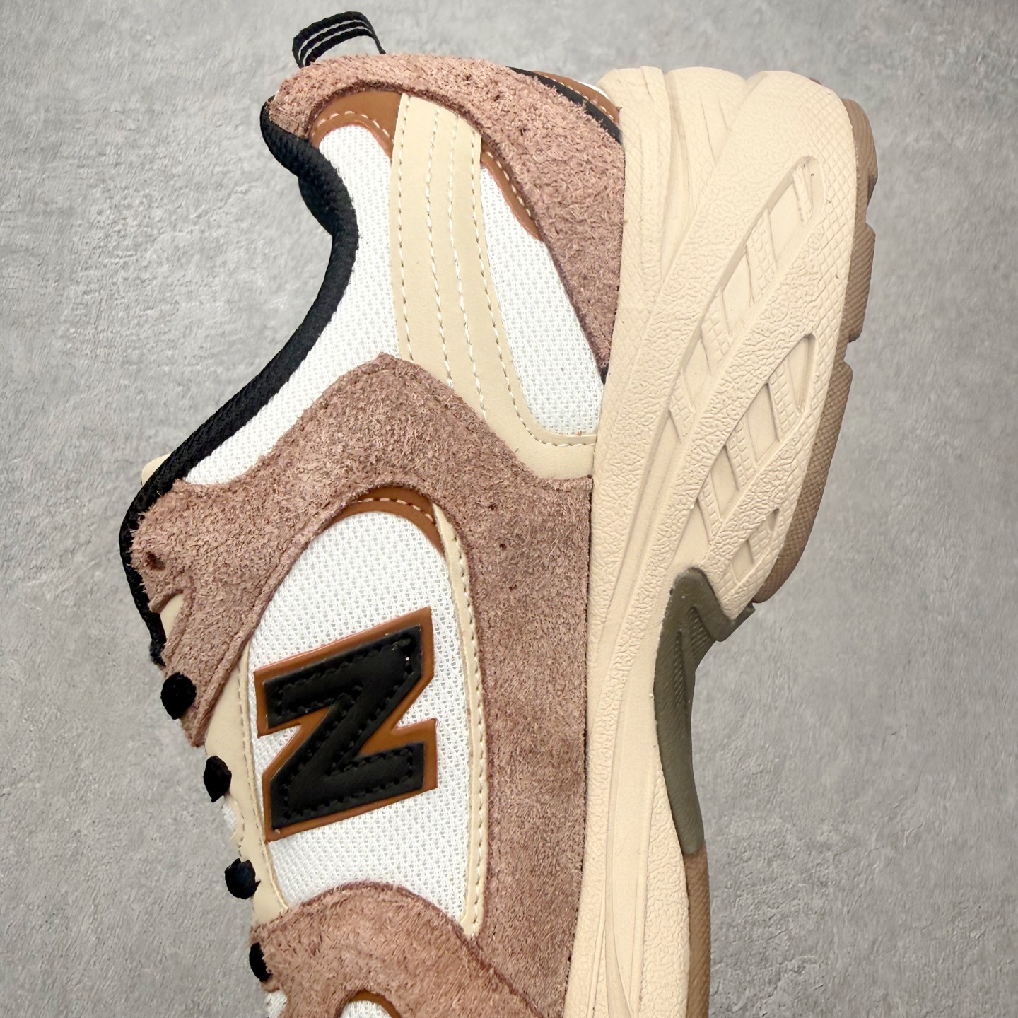 图片[7]-＃福利特价 New Balance NB530 新百伦复古透气跑步鞋 抛弃过往以皮革为主的人气轮廓 以极具复古风范的跑鞋外观呈现 设计上全鞋以简约清爽的纯白色作基底 鞋身覆盖大面积织物网眼材质 并于鞋头、鞋带孔眼片等细节处点缀对比鲜明的反光银镀层凸显 鞋舌、侧身等位置则辅以一贯的「N」字标志和品牌徽标彰显身份 最后通过搭载的 ABZORB 缓震中底完善整体造型 尺码：36 37 37.5 38 38.5 39 40 40.5 41 42 42.5 43 44 45-选品中心