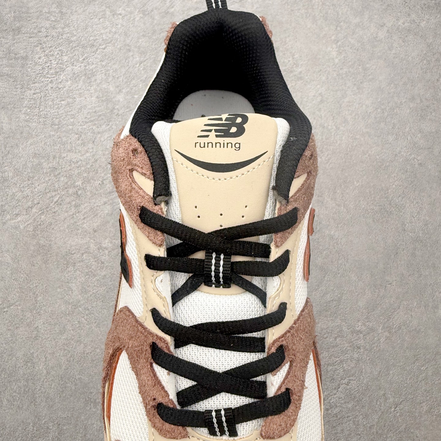 图片[5]-＃福利特价 New Balance NB530 新百伦复古透气跑步鞋 抛弃过往以皮革为主的人气轮廓 以极具复古风范的跑鞋外观呈现 设计上全鞋以简约清爽的纯白色作基底 鞋身覆盖大面积织物网眼材质 并于鞋头、鞋带孔眼片等细节处点缀对比鲜明的反光银镀层凸显 鞋舌、侧身等位置则辅以一贯的「N」字标志和品牌徽标彰显身份 最后通过搭载的 ABZORB 缓震中底完善整体造型 尺码：36 37 37.5 38 38.5 39 40 40.5 41 42 42.5 43 44 45-选品中心