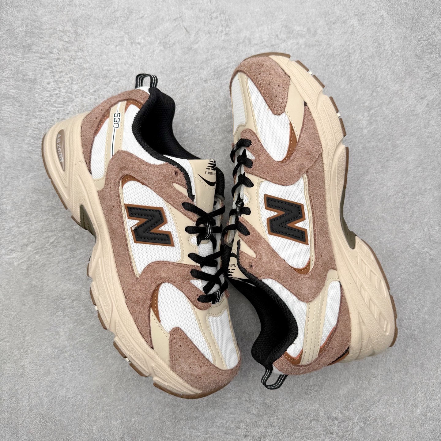 图片[3]-＃福利特价 New Balance NB530 新百伦复古透气跑步鞋 抛弃过往以皮革为主的人气轮廓 以极具复古风范的跑鞋外观呈现 设计上全鞋以简约清爽的纯白色作基底 鞋身覆盖大面积织物网眼材质 并于鞋头、鞋带孔眼片等细节处点缀对比鲜明的反光银镀层凸显 鞋舌、侧身等位置则辅以一贯的「N」字标志和品牌徽标彰显身份 最后通过搭载的 ABZORB 缓震中底完善整体造型 尺码：36 37 37.5 38 38.5 39 40 40.5 41 42 42.5 43 44 45-选品中心