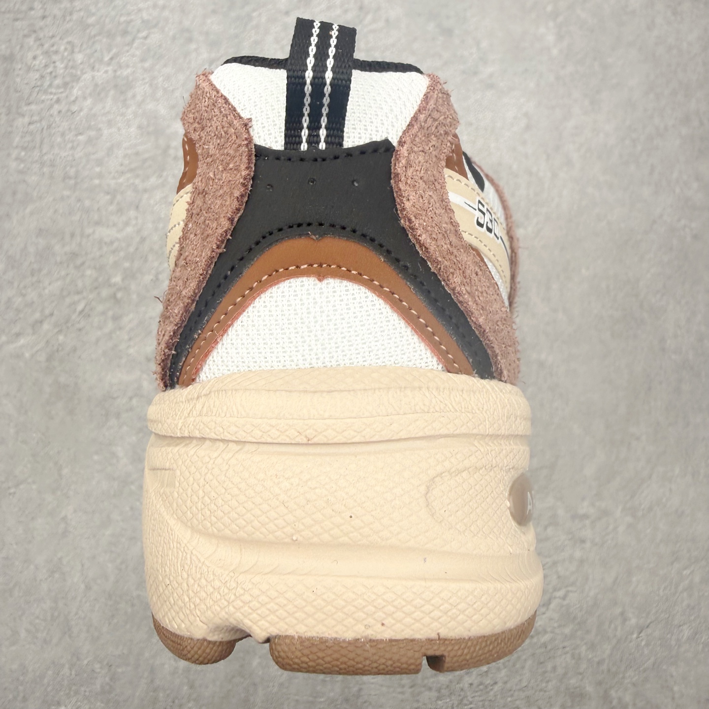 图片[8]-＃福利特价 New Balance NB530 新百伦复古透气跑步鞋 抛弃过往以皮革为主的人气轮廓 以极具复古风范的跑鞋外观呈现 设计上全鞋以简约清爽的纯白色作基底 鞋身覆盖大面积织物网眼材质 并于鞋头、鞋带孔眼片等细节处点缀对比鲜明的反光银镀层凸显 鞋舌、侧身等位置则辅以一贯的「N」字标志和品牌徽标彰显身份 最后通过搭载的 ABZORB 缓震中底完善整体造型 尺码：36 37 37.5 38 38.5 39 40 40.5 41 42 42.5 43 44 45-选品中心
