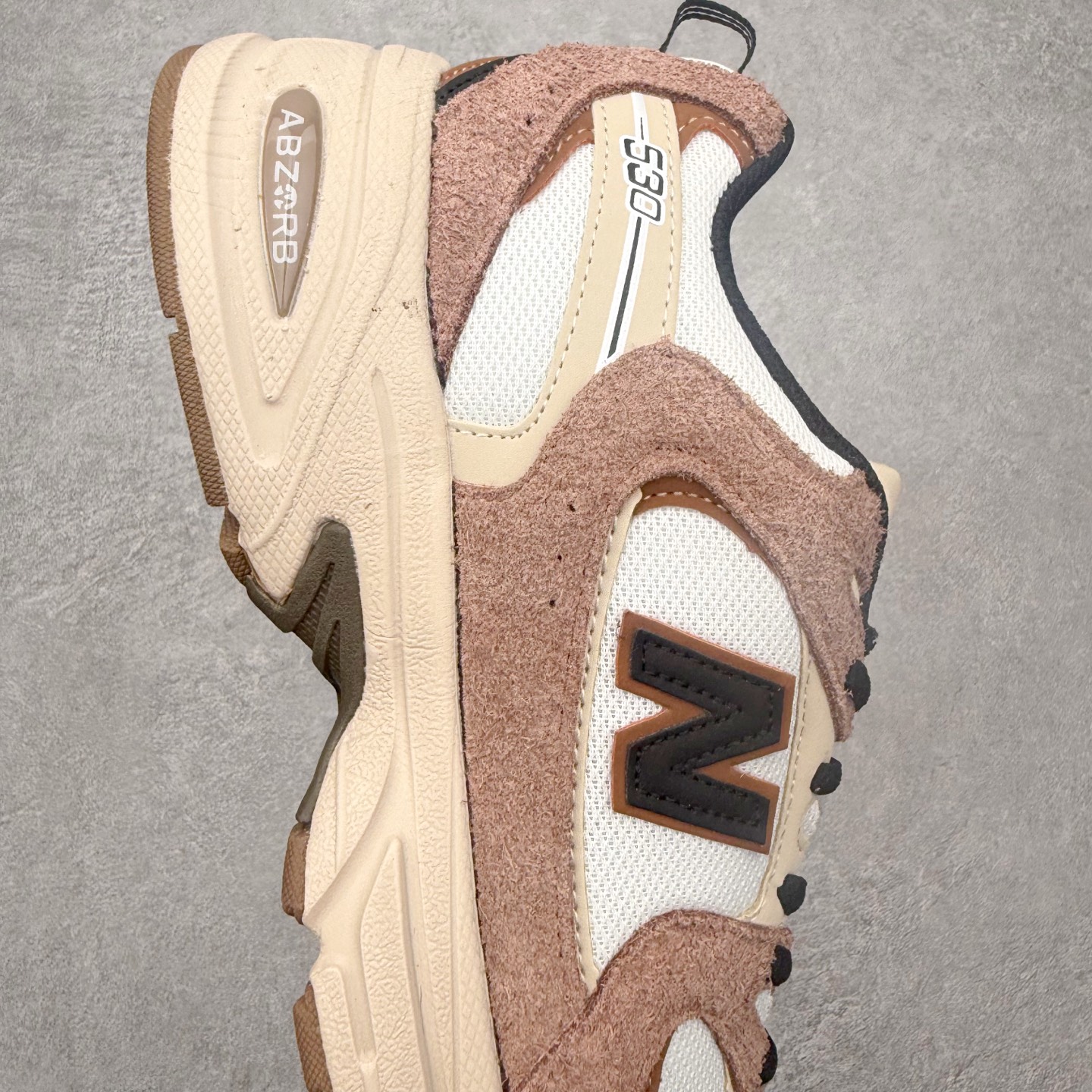 图片[6]-＃福利特价 New Balance NB530 新百伦复古透气跑步鞋 抛弃过往以皮革为主的人气轮廓 以极具复古风范的跑鞋外观呈现 设计上全鞋以简约清爽的纯白色作基底 鞋身覆盖大面积织物网眼材质 并于鞋头、鞋带孔眼片等细节处点缀对比鲜明的反光银镀层凸显 鞋舌、侧身等位置则辅以一贯的「N」字标志和品牌徽标彰显身份 最后通过搭载的 ABZORB 缓震中底完善整体造型 尺码：36 37 37.5 38 38.5 39 40 40.5 41 42 42.5 43 44 45-选品中心