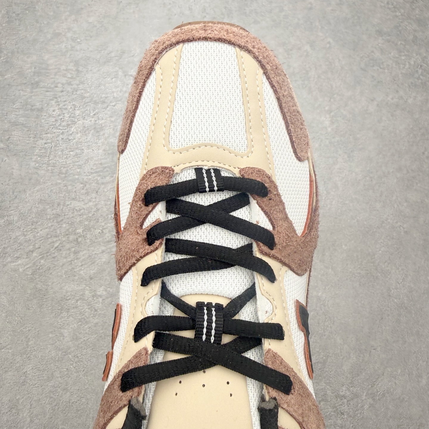 图片[4]-＃福利特价 New Balance NB530 新百伦复古透气跑步鞋 抛弃过往以皮革为主的人气轮廓 以极具复古风范的跑鞋外观呈现 设计上全鞋以简约清爽的纯白色作基底 鞋身覆盖大面积织物网眼材质 并于鞋头、鞋带孔眼片等细节处点缀对比鲜明的反光银镀层凸显 鞋舌、侧身等位置则辅以一贯的「N」字标志和品牌徽标彰显身份 最后通过搭载的 ABZORB 缓震中底完善整体造型 尺码：36 37 37.5 38 38.5 39 40 40.5 41 42 42.5 43 44 45-选品中心