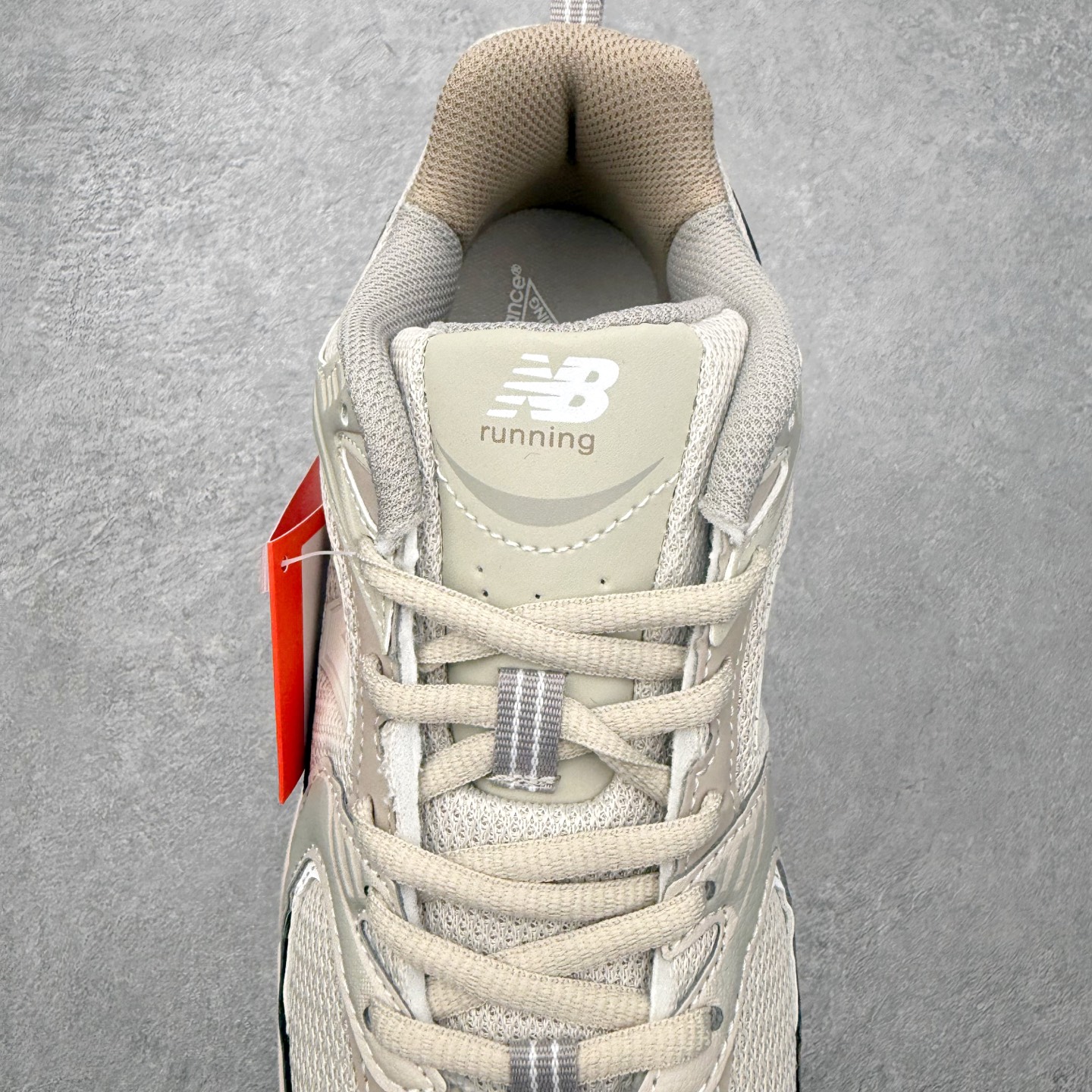 图片[5]-＃福利特价 New Balance NB530 新百伦复古透气跑步鞋 抛弃过往以皮革为主的人气轮廓 以极具复古风范的跑鞋外观呈现 设计上全鞋以简约清爽的纯白色作基底 鞋身覆盖大面积织物网眼材质 并于鞋头、鞋带孔眼片等细节处点缀对比鲜明的反光银镀层凸显 鞋舌、侧身等位置则辅以一贯的「N」字标志和品牌徽标彰显身份 最后通过搭载的 ABZORB 缓震中底完善整体造型 尺码：36 37 37.5 38 38.5 39 40 40.5 41 42 42.5 43 44 45-选品中心