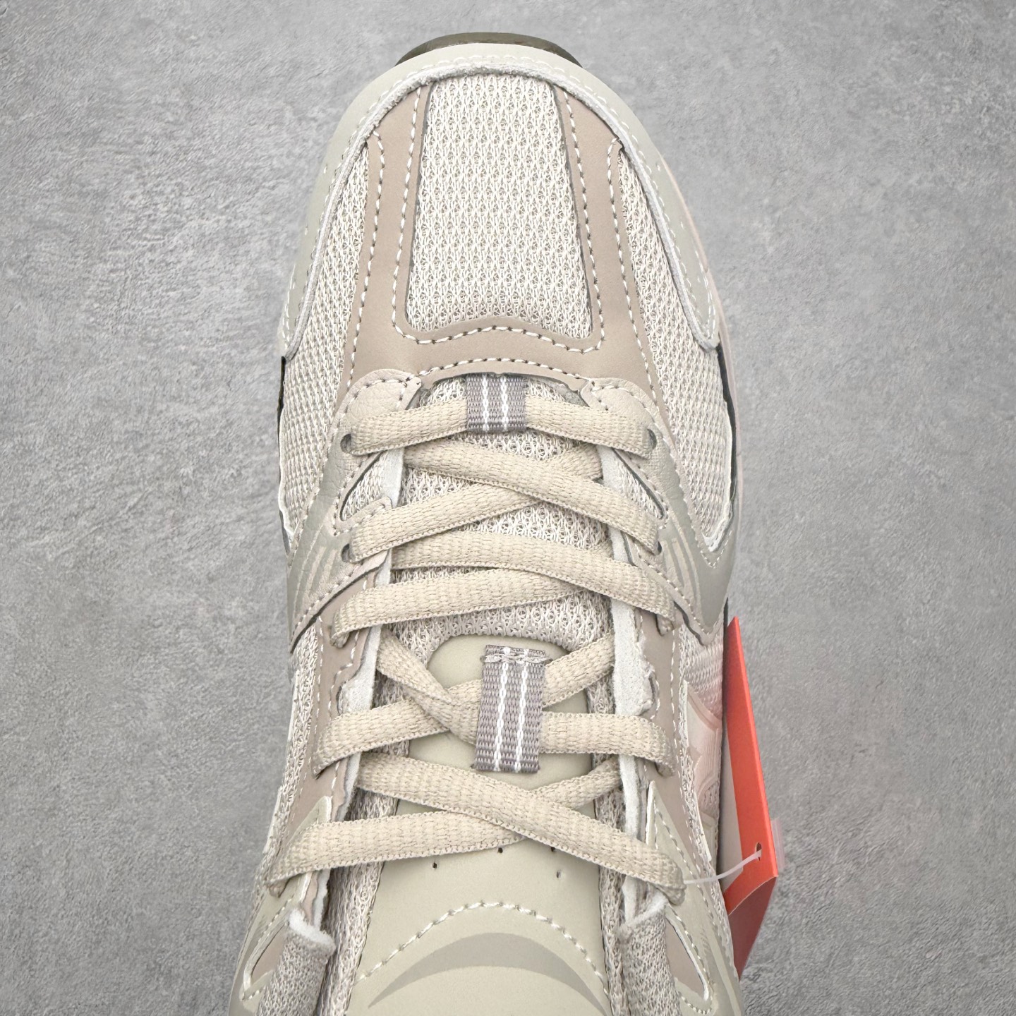 图片[4]-＃福利特价 New Balance NB530 新百伦复古透气跑步鞋 抛弃过往以皮革为主的人气轮廓 以极具复古风范的跑鞋外观呈现 设计上全鞋以简约清爽的纯白色作基底 鞋身覆盖大面积织物网眼材质 并于鞋头、鞋带孔眼片等细节处点缀对比鲜明的反光银镀层凸显 鞋舌、侧身等位置则辅以一贯的「N」字标志和品牌徽标彰显身份 最后通过搭载的 ABZORB 缓震中底完善整体造型 尺码：36 37 37.5 38 38.5 39 40 40.5 41 42 42.5 43 44 45-选品中心