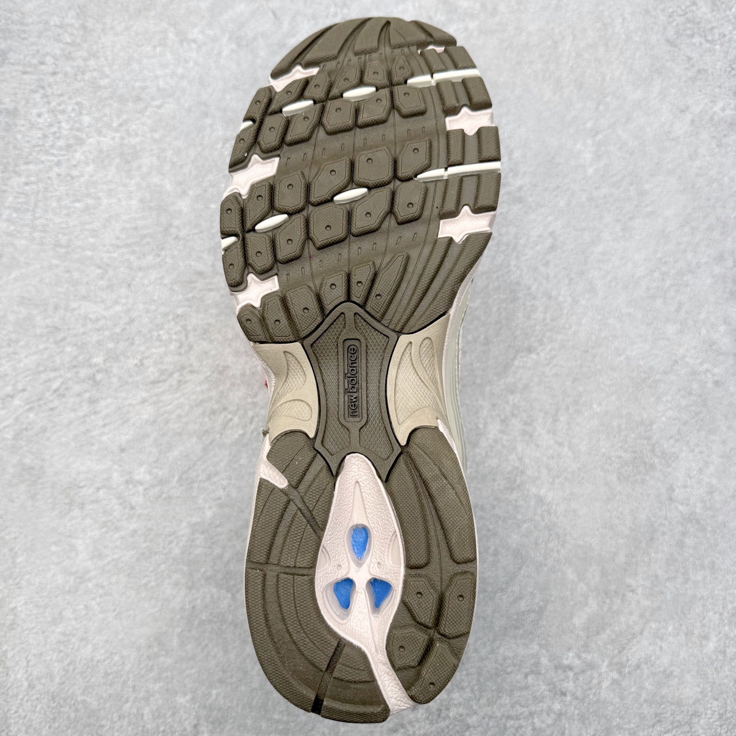 图片[9]-＃福利特价 New Balance NB530 新百伦复古透气跑步鞋 抛弃过往以皮革为主的人气轮廓 以极具复古风范的跑鞋外观呈现 设计上全鞋以简约清爽的纯白色作基底 鞋身覆盖大面积织物网眼材质 并于鞋头、鞋带孔眼片等细节处点缀对比鲜明的反光银镀层凸显 鞋舌、侧身等位置则辅以一贯的「N」字标志和品牌徽标彰显身份 最后通过搭载的 ABZORB 缓震中底完善整体造型 尺码：36 37 37.5 38 38.5 39 40 40.5 41 42 42.5 43 44 45-选品中心