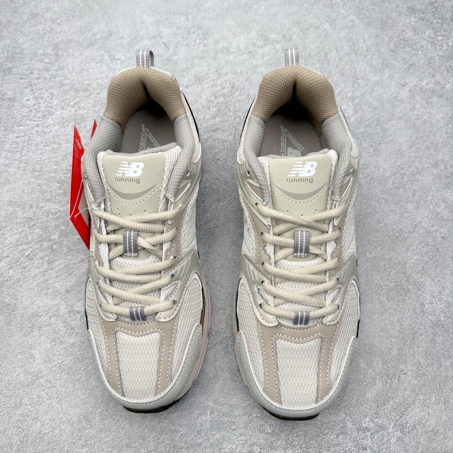 图片[2]-＃福利特价 New Balance NB530 新百伦复古透气跑步鞋 抛弃过往以皮革为主的人气轮廓 以极具复古风范的跑鞋外观呈现 设计上全鞋以简约清爽的纯白色作基底 鞋身覆盖大面积织物网眼材质 并于鞋头、鞋带孔眼片等细节处点缀对比鲜明的反光银镀层凸显 鞋舌、侧身等位置则辅以一贯的「N」字标志和品牌徽标彰显身份 最后通过搭载的 ABZORB 缓震中底完善整体造型 尺码：36 37 37.5 38 38.5 39 40 40.5 41 42 42.5 43 44 45-选品中心