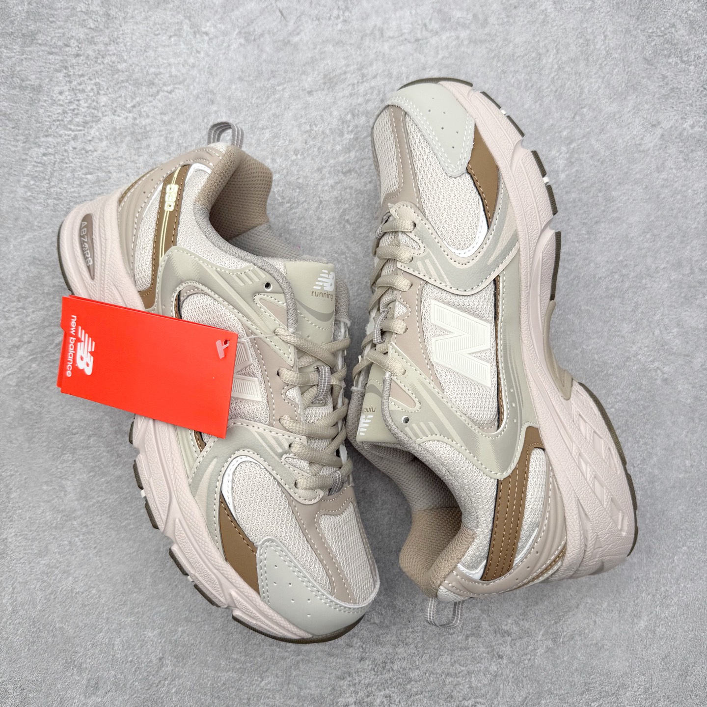 图片[3]-＃福利特价 New Balance NB530 新百伦复古透气跑步鞋 抛弃过往以皮革为主的人气轮廓 以极具复古风范的跑鞋外观呈现 设计上全鞋以简约清爽的纯白色作基底 鞋身覆盖大面积织物网眼材质 并于鞋头、鞋带孔眼片等细节处点缀对比鲜明的反光银镀层凸显 鞋舌、侧身等位置则辅以一贯的「N」字标志和品牌徽标彰显身份 最后通过搭载的 ABZORB 缓震中底完善整体造型 尺码：36 37 37.5 38 38.5 39 40 40.5 41 42 42.5 43 44 45-选品中心