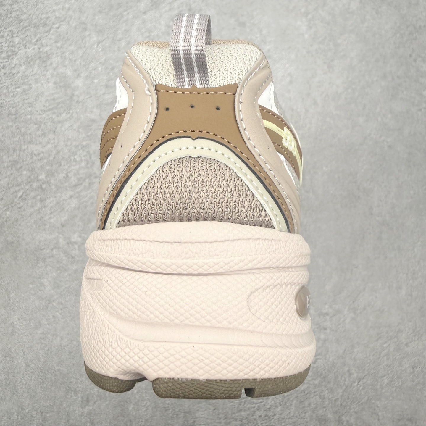 图片[8]-＃福利特价 New Balance NB530 新百伦复古透气跑步鞋 抛弃过往以皮革为主的人气轮廓 以极具复古风范的跑鞋外观呈现 设计上全鞋以简约清爽的纯白色作基底 鞋身覆盖大面积织物网眼材质 并于鞋头、鞋带孔眼片等细节处点缀对比鲜明的反光银镀层凸显 鞋舌、侧身等位置则辅以一贯的「N」字标志和品牌徽标彰显身份 最后通过搭载的 ABZORB 缓震中底完善整体造型 尺码：36 37 37.5 38 38.5 39 40 40.5 41 42 42.5 43 44 45-选品中心