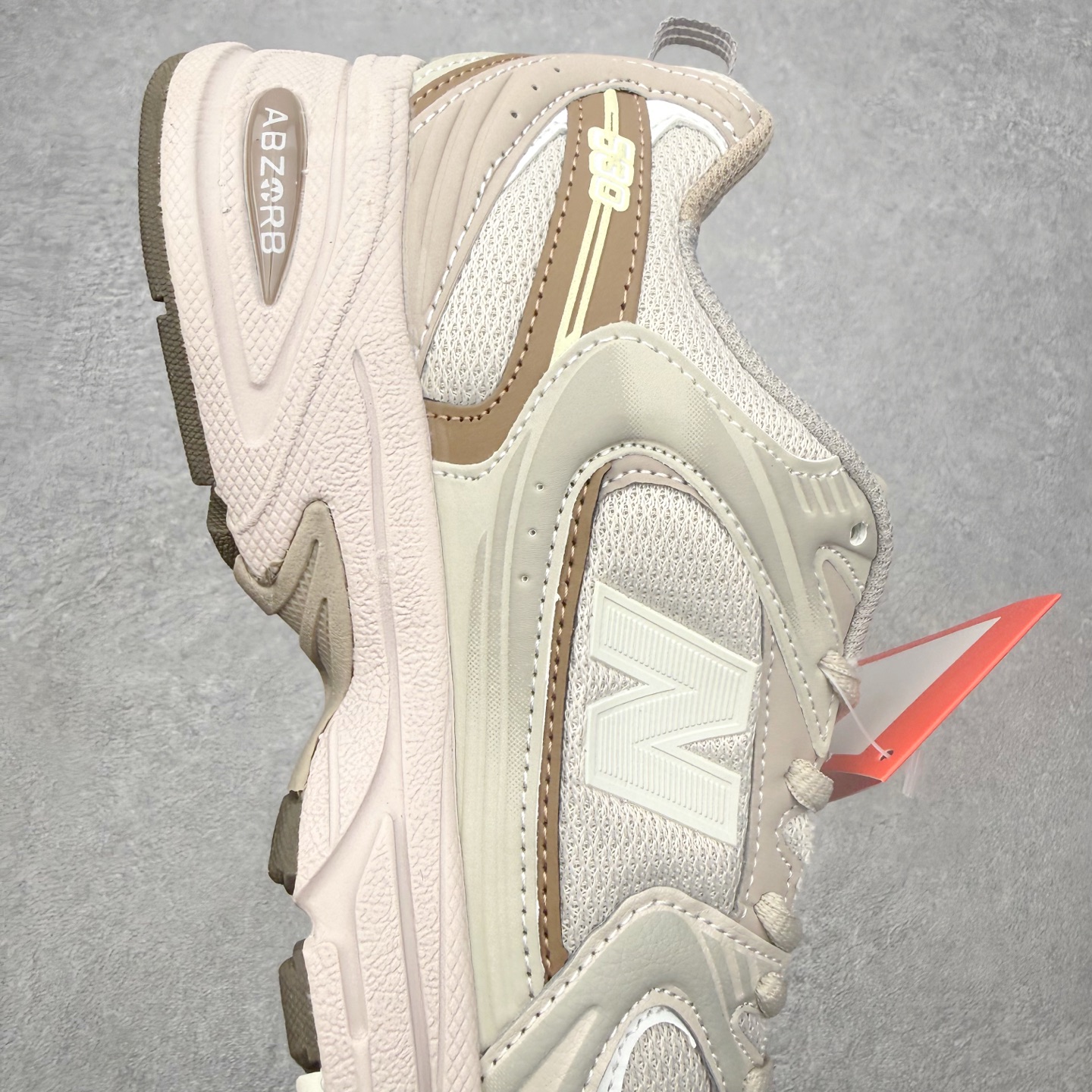 图片[6]-＃福利特价 New Balance NB530 新百伦复古透气跑步鞋 抛弃过往以皮革为主的人气轮廓 以极具复古风范的跑鞋外观呈现 设计上全鞋以简约清爽的纯白色作基底 鞋身覆盖大面积织物网眼材质 并于鞋头、鞋带孔眼片等细节处点缀对比鲜明的反光银镀层凸显 鞋舌、侧身等位置则辅以一贯的「N」字标志和品牌徽标彰显身份 最后通过搭载的 ABZORB 缓震中底完善整体造型 尺码：36 37 37.5 38 38.5 39 40 40.5 41 42 42.5 43 44 45-选品中心