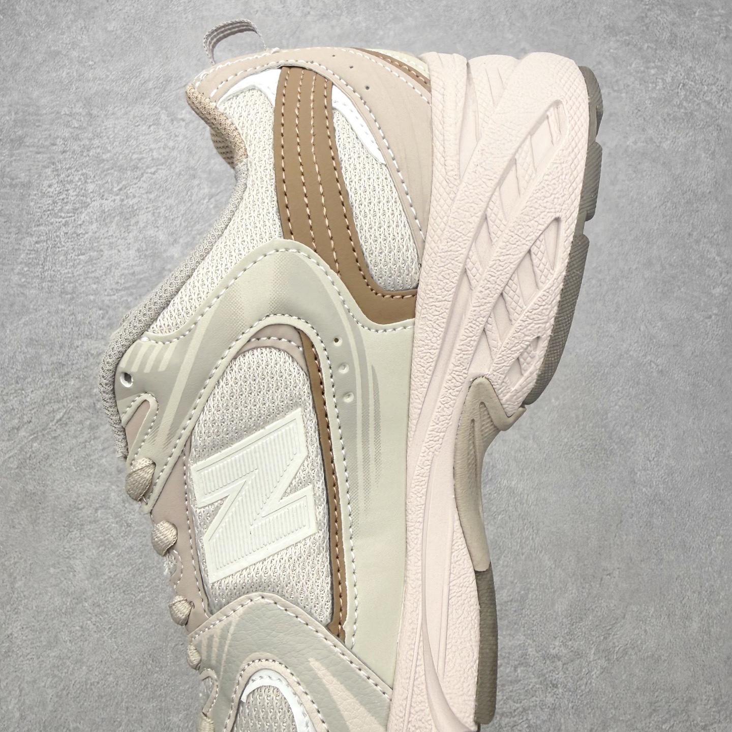 图片[7]-＃福利特价 New Balance NB530 新百伦复古透气跑步鞋 抛弃过往以皮革为主的人气轮廓 以极具复古风范的跑鞋外观呈现 设计上全鞋以简约清爽的纯白色作基底 鞋身覆盖大面积织物网眼材质 并于鞋头、鞋带孔眼片等细节处点缀对比鲜明的反光银镀层凸显 鞋舌、侧身等位置则辅以一贯的「N」字标志和品牌徽标彰显身份 最后通过搭载的 ABZORB 缓震中底完善整体造型 尺码：36 37 37.5 38 38.5 39 40 40.5 41 42 42.5 43 44 45-选品中心
