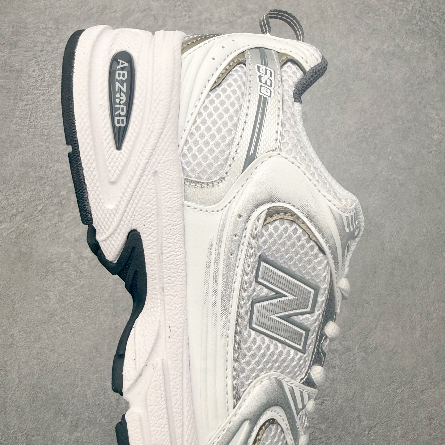 图片[6]-＃福利特价 New Balance NB530 新百伦复古透气跑步鞋 抛弃过往以皮革为主的人气轮廓 以极具复古风范的跑鞋外观呈现 设计上全鞋以简约清爽的纯白色作基底 鞋身覆盖大面积织物网眼材质 并于鞋头、鞋带孔眼片等细节处点缀对比鲜明的反光银镀层凸显 鞋舌、侧身等位置则辅以一贯的「N」字标志和品牌徽标彰显身份 最后通过搭载的 ABZORB 缓震中底完善整体造型 尺码：36 37 37.5 38 38.5 39 40 40.5 41 42 42.5 43 44 45-选品中心