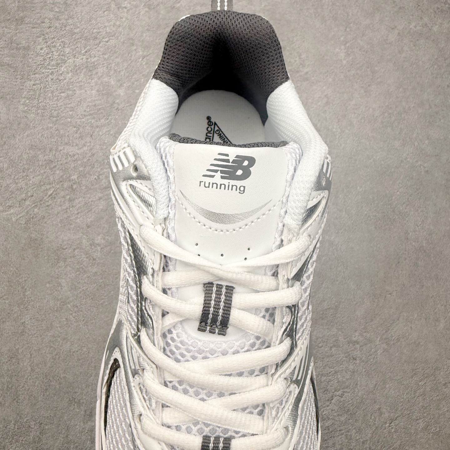 图片[5]-＃福利特价 New Balance NB530 新百伦复古透气跑步鞋 抛弃过往以皮革为主的人气轮廓 以极具复古风范的跑鞋外观呈现 设计上全鞋以简约清爽的纯白色作基底 鞋身覆盖大面积织物网眼材质 并于鞋头、鞋带孔眼片等细节处点缀对比鲜明的反光银镀层凸显 鞋舌、侧身等位置则辅以一贯的「N」字标志和品牌徽标彰显身份 最后通过搭载的 ABZORB 缓震中底完善整体造型 尺码：36 37 37.5 38 38.5 39 40 40.5 41 42 42.5 43 44 45-选品中心