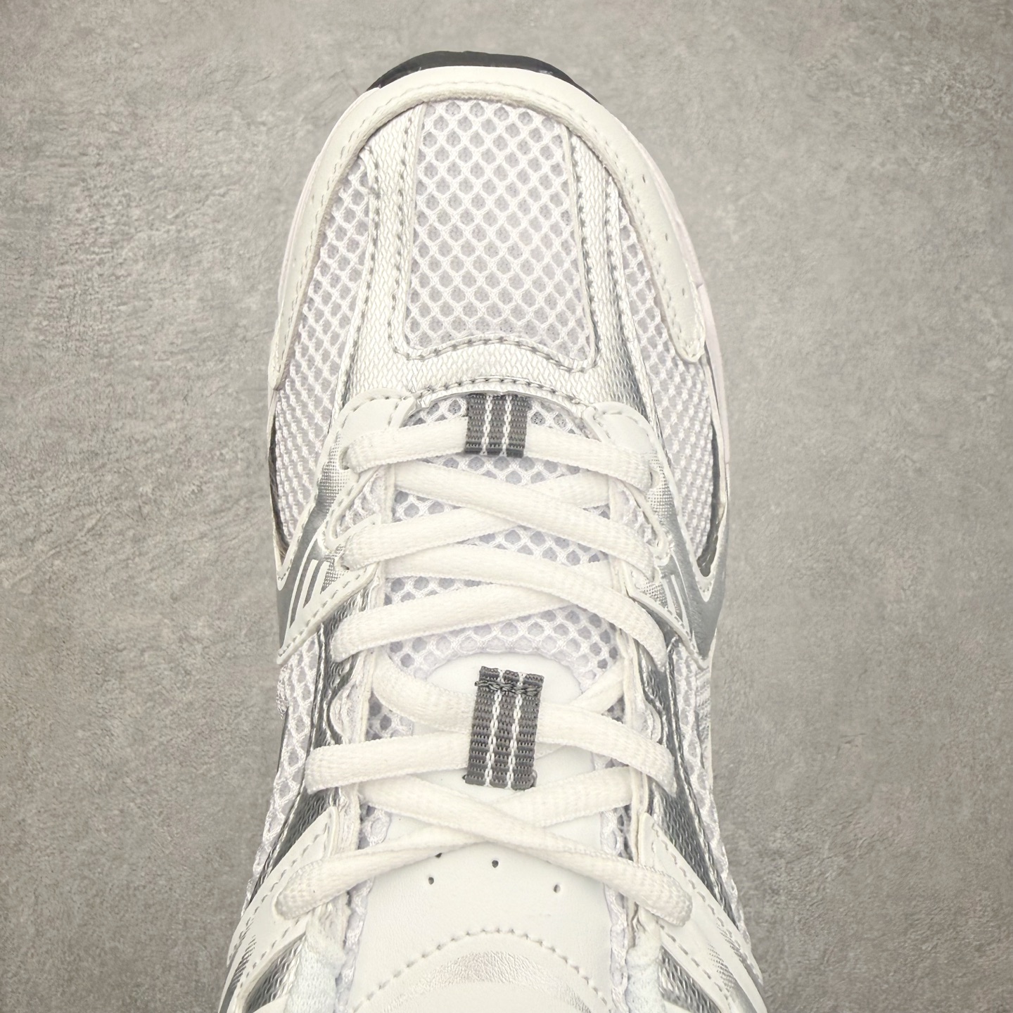 图片[4]-＃福利特价 New Balance NB530 新百伦复古透气跑步鞋 抛弃过往以皮革为主的人气轮廓 以极具复古风范的跑鞋外观呈现 设计上全鞋以简约清爽的纯白色作基底 鞋身覆盖大面积织物网眼材质 并于鞋头、鞋带孔眼片等细节处点缀对比鲜明的反光银镀层凸显 鞋舌、侧身等位置则辅以一贯的「N」字标志和品牌徽标彰显身份 最后通过搭载的 ABZORB 缓震中底完善整体造型 尺码：36 37 37.5 38 38.5 39 40 40.5 41 42 42.5 43 44 45-选品中心