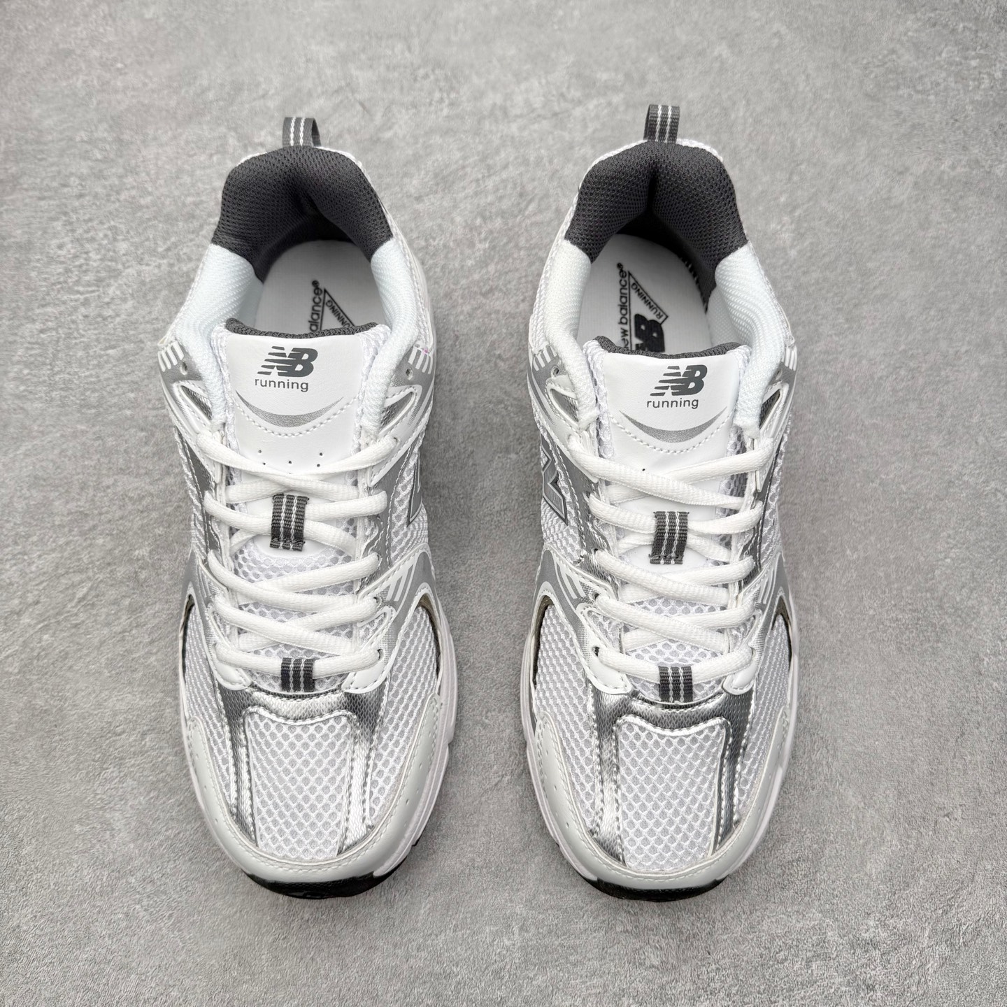 图片[2]-＃福利特价 New Balance NB530 新百伦复古透气跑步鞋 抛弃过往以皮革为主的人气轮廓 以极具复古风范的跑鞋外观呈现 设计上全鞋以简约清爽的纯白色作基底 鞋身覆盖大面积织物网眼材质 并于鞋头、鞋带孔眼片等细节处点缀对比鲜明的反光银镀层凸显 鞋舌、侧身等位置则辅以一贯的「N」字标志和品牌徽标彰显身份 最后通过搭载的 ABZORB 缓震中底完善整体造型 尺码：36 37 37.5 38 38.5 39 40 40.5 41 42 42.5 43 44 45-选品中心