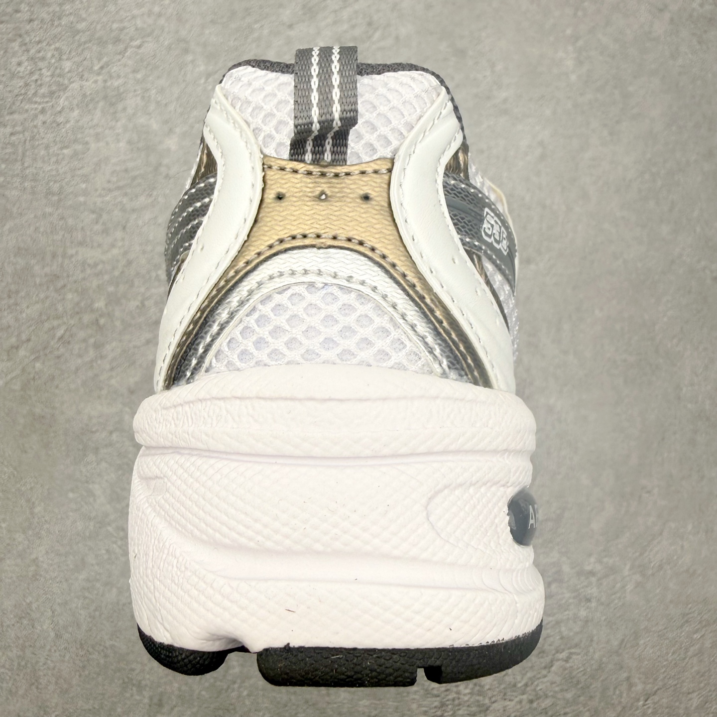 图片[8]-＃福利特价 New Balance NB530 新百伦复古透气跑步鞋 抛弃过往以皮革为主的人气轮廓 以极具复古风范的跑鞋外观呈现 设计上全鞋以简约清爽的纯白色作基底 鞋身覆盖大面积织物网眼材质 并于鞋头、鞋带孔眼片等细节处点缀对比鲜明的反光银镀层凸显 鞋舌、侧身等位置则辅以一贯的「N」字标志和品牌徽标彰显身份 最后通过搭载的 ABZORB 缓震中底完善整体造型 尺码：36 37 37.5 38 38.5 39 40 40.5 41 42 42.5 43 44 45-选品中心