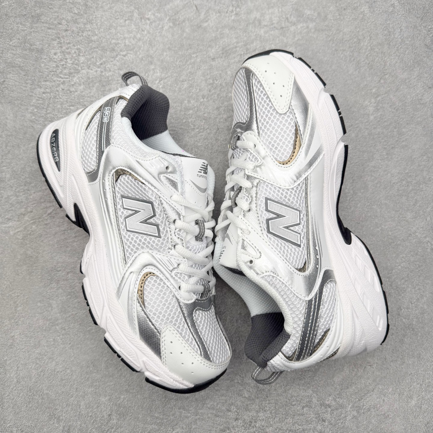 图片[3]-＃福利特价 New Balance NB530 新百伦复古透气跑步鞋 抛弃过往以皮革为主的人气轮廓 以极具复古风范的跑鞋外观呈现 设计上全鞋以简约清爽的纯白色作基底 鞋身覆盖大面积织物网眼材质 并于鞋头、鞋带孔眼片等细节处点缀对比鲜明的反光银镀层凸显 鞋舌、侧身等位置则辅以一贯的「N」字标志和品牌徽标彰显身份 最后通过搭载的 ABZORB 缓震中底完善整体造型 尺码：36 37 37.5 38 38.5 39 40 40.5 41 42 42.5 43 44 45-选品中心