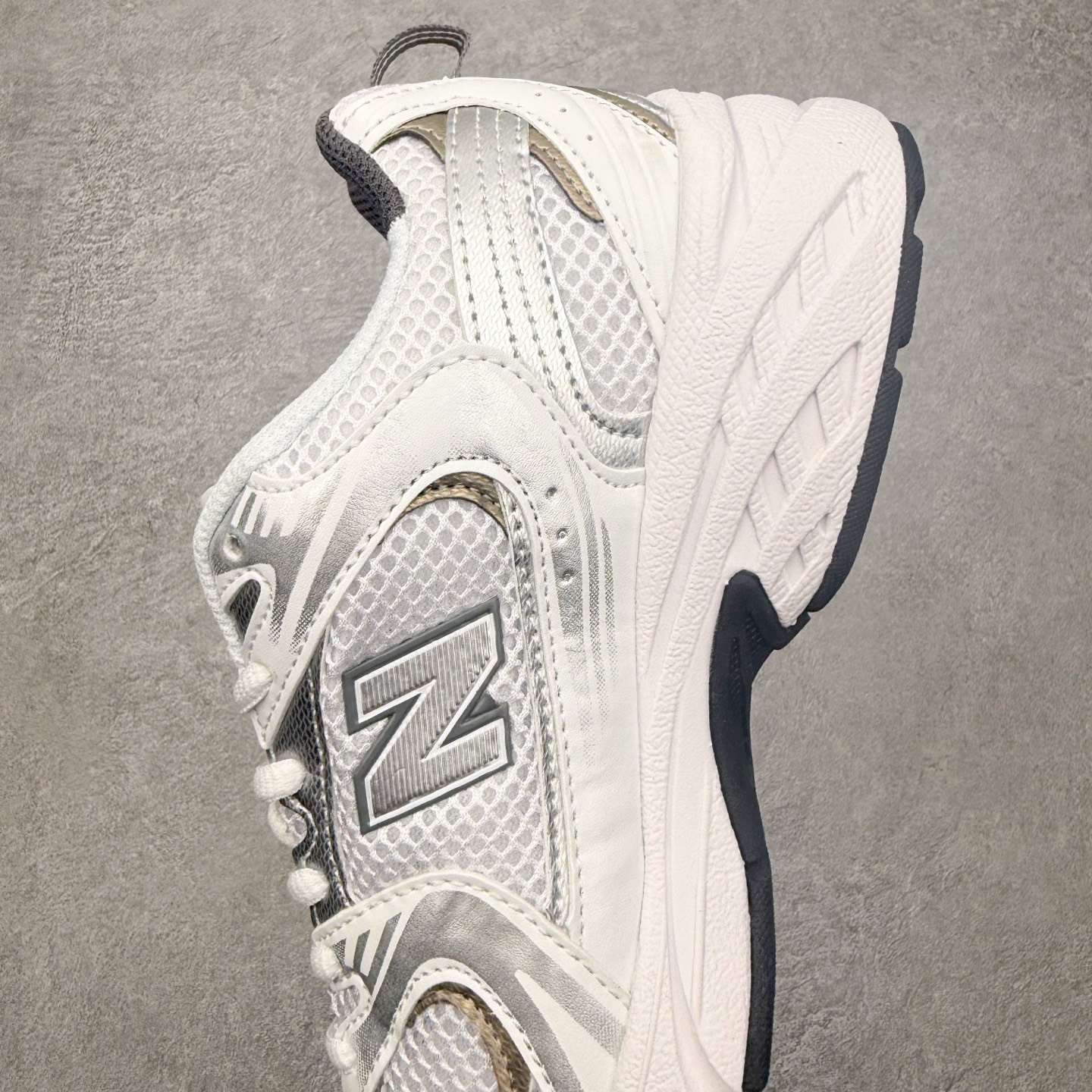 图片[7]-＃福利特价 New Balance NB530 新百伦复古透气跑步鞋 抛弃过往以皮革为主的人气轮廓 以极具复古风范的跑鞋外观呈现 设计上全鞋以简约清爽的纯白色作基底 鞋身覆盖大面积织物网眼材质 并于鞋头、鞋带孔眼片等细节处点缀对比鲜明的反光银镀层凸显 鞋舌、侧身等位置则辅以一贯的「N」字标志和品牌徽标彰显身份 最后通过搭载的 ABZORB 缓震中底完善整体造型 尺码：36 37 37.5 38 38.5 39 40 40.5 41 42 42.5 43 44 45-选品中心
