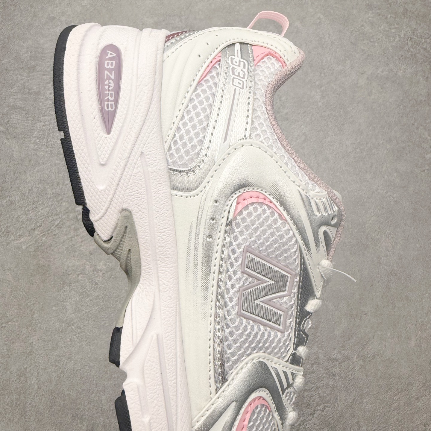 图片[6]-＃福利特价 New Balance NB530 新百伦复古透气跑步鞋 抛弃过往以皮革为主的人气轮廓 以极具复古风范的跑鞋外观呈现 设计上全鞋以简约清爽的纯白色作基底 鞋身覆盖大面积织物网眼材质 并于鞋头、鞋带孔眼片等细节处点缀对比鲜明的反光银镀层凸显 鞋舌、侧身等位置则辅以一贯的「N」字标志和品牌徽标彰显身份 最后通过搭载的 ABZORB 缓震中底完善整体造型 尺码：36 37 37.5 38 38.5 39 40 40.5 41 42 42.5 43 44 45-选品中心