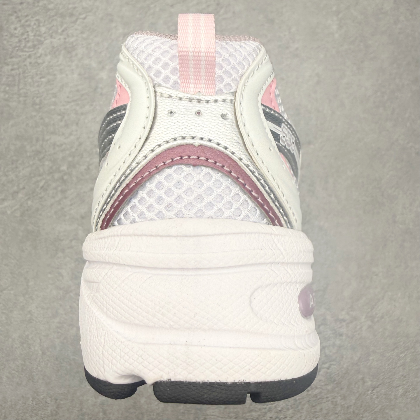 图片[8]-＃福利特价 New Balance NB530 新百伦复古透气跑步鞋 抛弃过往以皮革为主的人气轮廓 以极具复古风范的跑鞋外观呈现 设计上全鞋以简约清爽的纯白色作基底 鞋身覆盖大面积织物网眼材质 并于鞋头、鞋带孔眼片等细节处点缀对比鲜明的反光银镀层凸显 鞋舌、侧身等位置则辅以一贯的「N」字标志和品牌徽标彰显身份 最后通过搭载的 ABZORB 缓震中底完善整体造型 尺码：36 37 37.5 38 38.5 39 40 40.5 41 42 42.5 43 44 45-选品中心