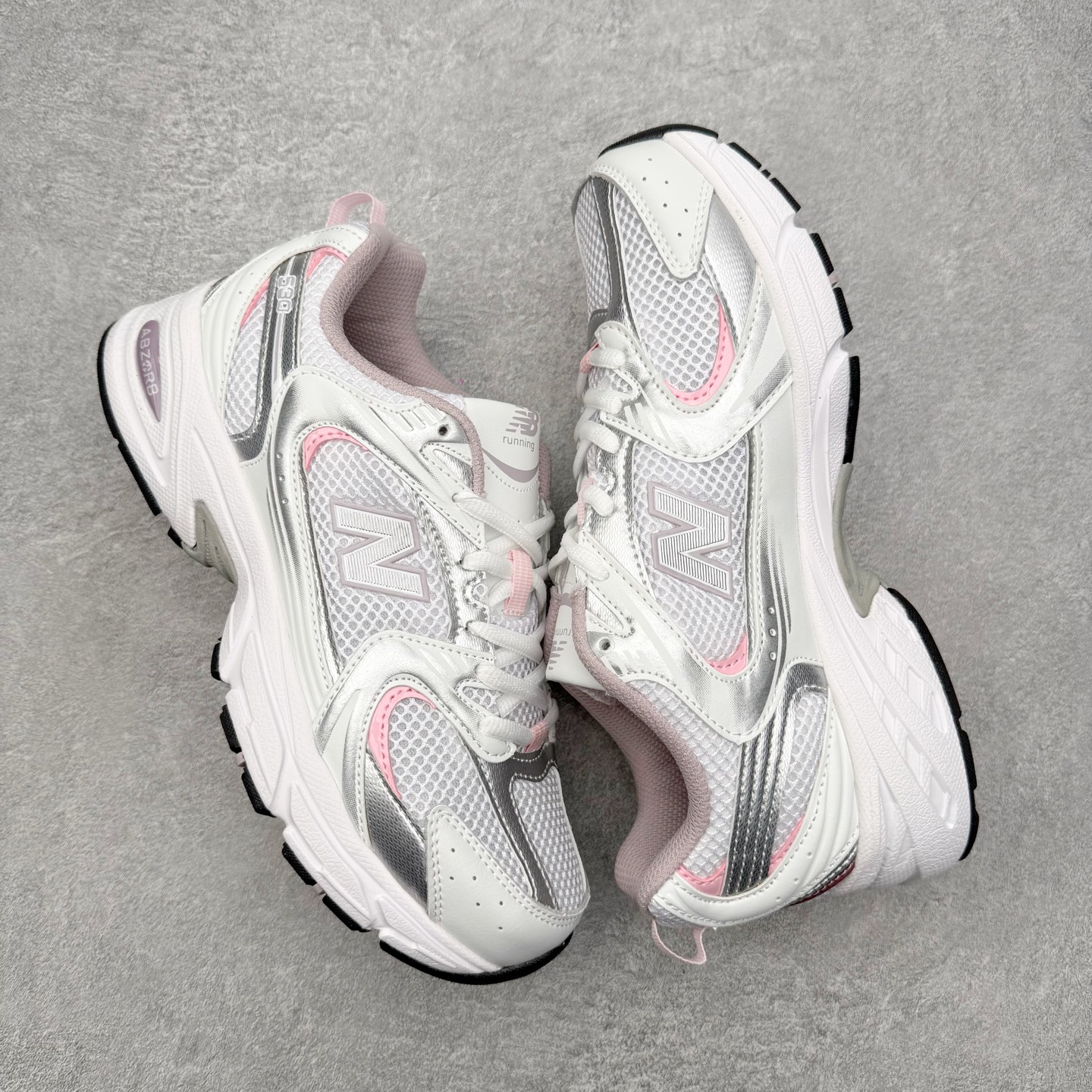 图片[3]-＃福利特价 New Balance NB530 新百伦复古透气跑步鞋 抛弃过往以皮革为主的人气轮廓 以极具复古风范的跑鞋外观呈现 设计上全鞋以简约清爽的纯白色作基底 鞋身覆盖大面积织物网眼材质 并于鞋头、鞋带孔眼片等细节处点缀对比鲜明的反光银镀层凸显 鞋舌、侧身等位置则辅以一贯的「N」字标志和品牌徽标彰显身份 最后通过搭载的 ABZORB 缓震中底完善整体造型 尺码：36 37 37.5 38 38.5 39 40 40.5 41 42 42.5 43 44 45-选品中心
