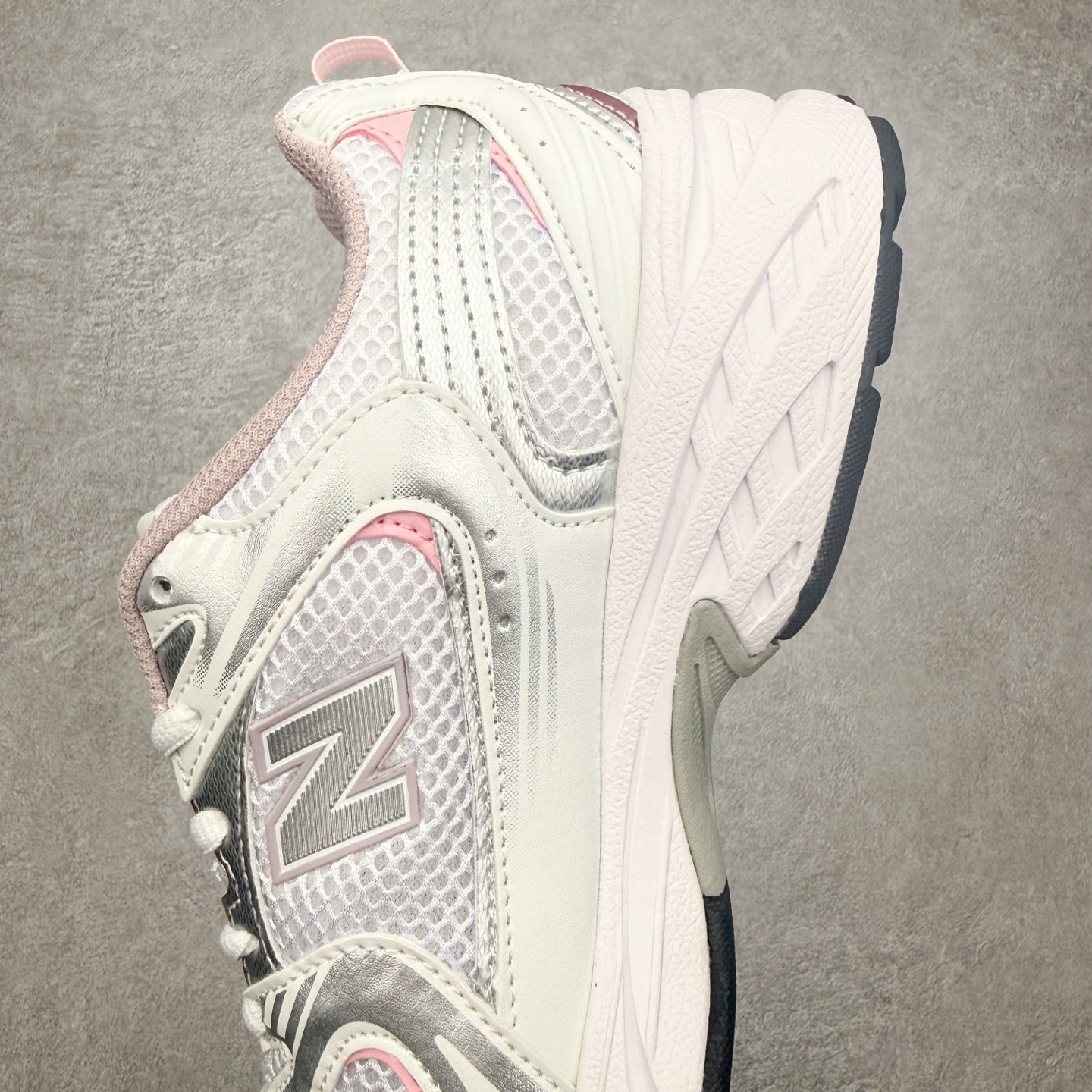 图片[7]-＃福利特价 New Balance NB530 新百伦复古透气跑步鞋 抛弃过往以皮革为主的人气轮廓 以极具复古风范的跑鞋外观呈现 设计上全鞋以简约清爽的纯白色作基底 鞋身覆盖大面积织物网眼材质 并于鞋头、鞋带孔眼片等细节处点缀对比鲜明的反光银镀层凸显 鞋舌、侧身等位置则辅以一贯的「N」字标志和品牌徽标彰显身份 最后通过搭载的 ABZORB 缓震中底完善整体造型 尺码：36 37 37.5 38 38.5 39 40 40.5 41 42 42.5 43 44 45-选品中心