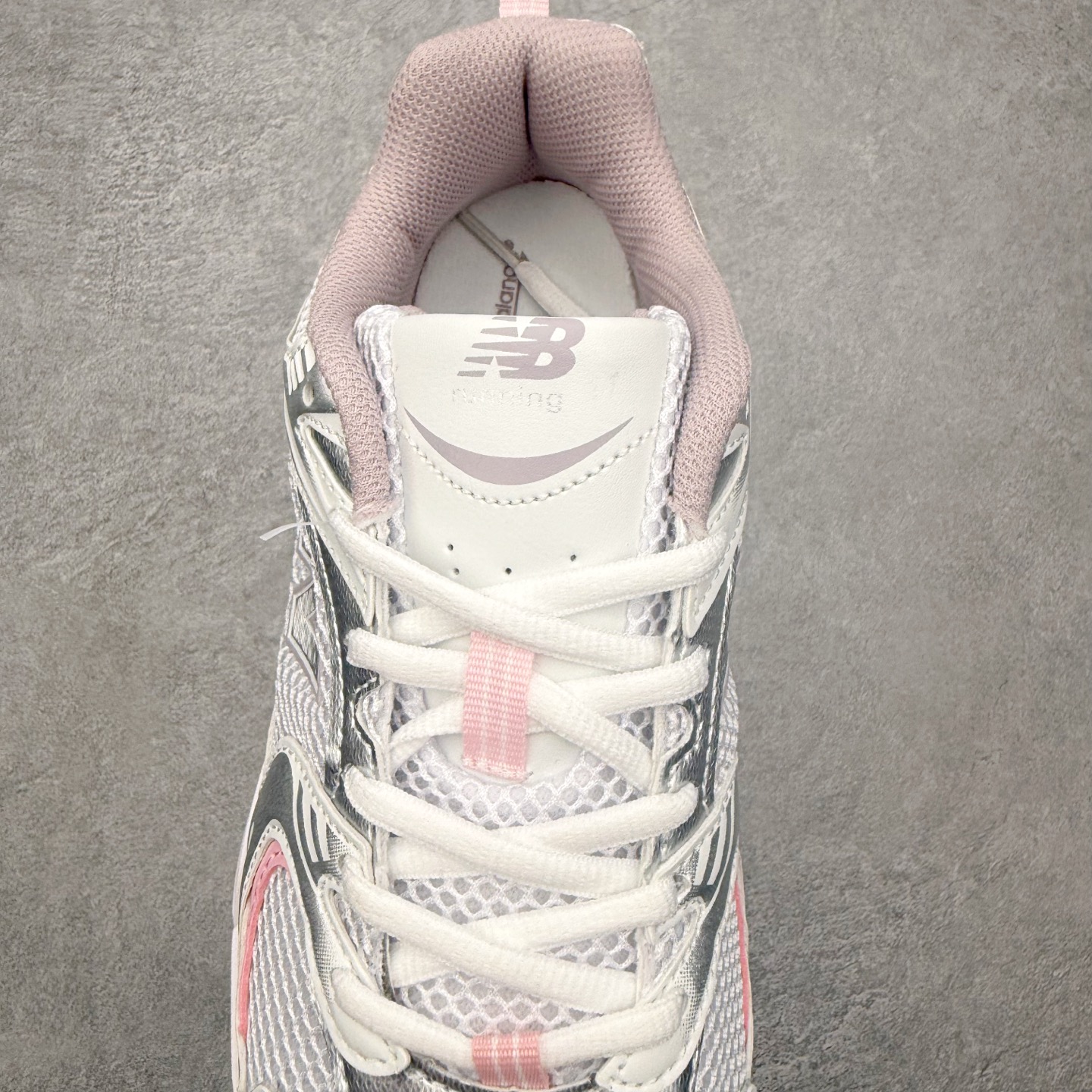 图片[5]-＃福利特价 New Balance NB530 新百伦复古透气跑步鞋 抛弃过往以皮革为主的人气轮廓 以极具复古风范的跑鞋外观呈现 设计上全鞋以简约清爽的纯白色作基底 鞋身覆盖大面积织物网眼材质 并于鞋头、鞋带孔眼片等细节处点缀对比鲜明的反光银镀层凸显 鞋舌、侧身等位置则辅以一贯的「N」字标志和品牌徽标彰显身份 最后通过搭载的 ABZORB 缓震中底完善整体造型 尺码：36 37 37.5 38 38.5 39 40 40.5 41 42 42.5 43 44 45-选品中心