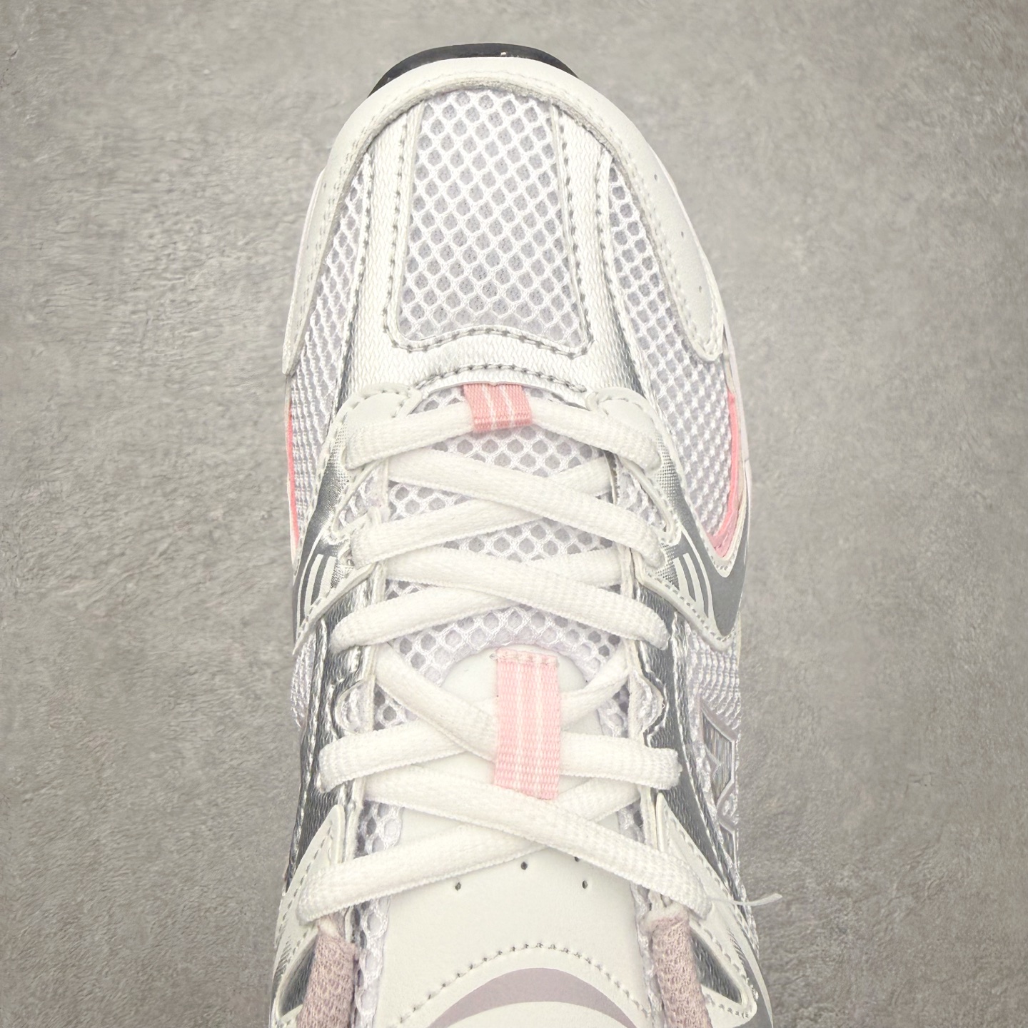 图片[4]-＃福利特价 New Balance NB530 新百伦复古透气跑步鞋 抛弃过往以皮革为主的人气轮廓 以极具复古风范的跑鞋外观呈现 设计上全鞋以简约清爽的纯白色作基底 鞋身覆盖大面积织物网眼材质 并于鞋头、鞋带孔眼片等细节处点缀对比鲜明的反光银镀层凸显 鞋舌、侧身等位置则辅以一贯的「N」字标志和品牌徽标彰显身份 最后通过搭载的 ABZORB 缓震中底完善整体造型 尺码：36 37 37.5 38 38.5 39 40 40.5 41 42 42.5 43 44 45-选品中心