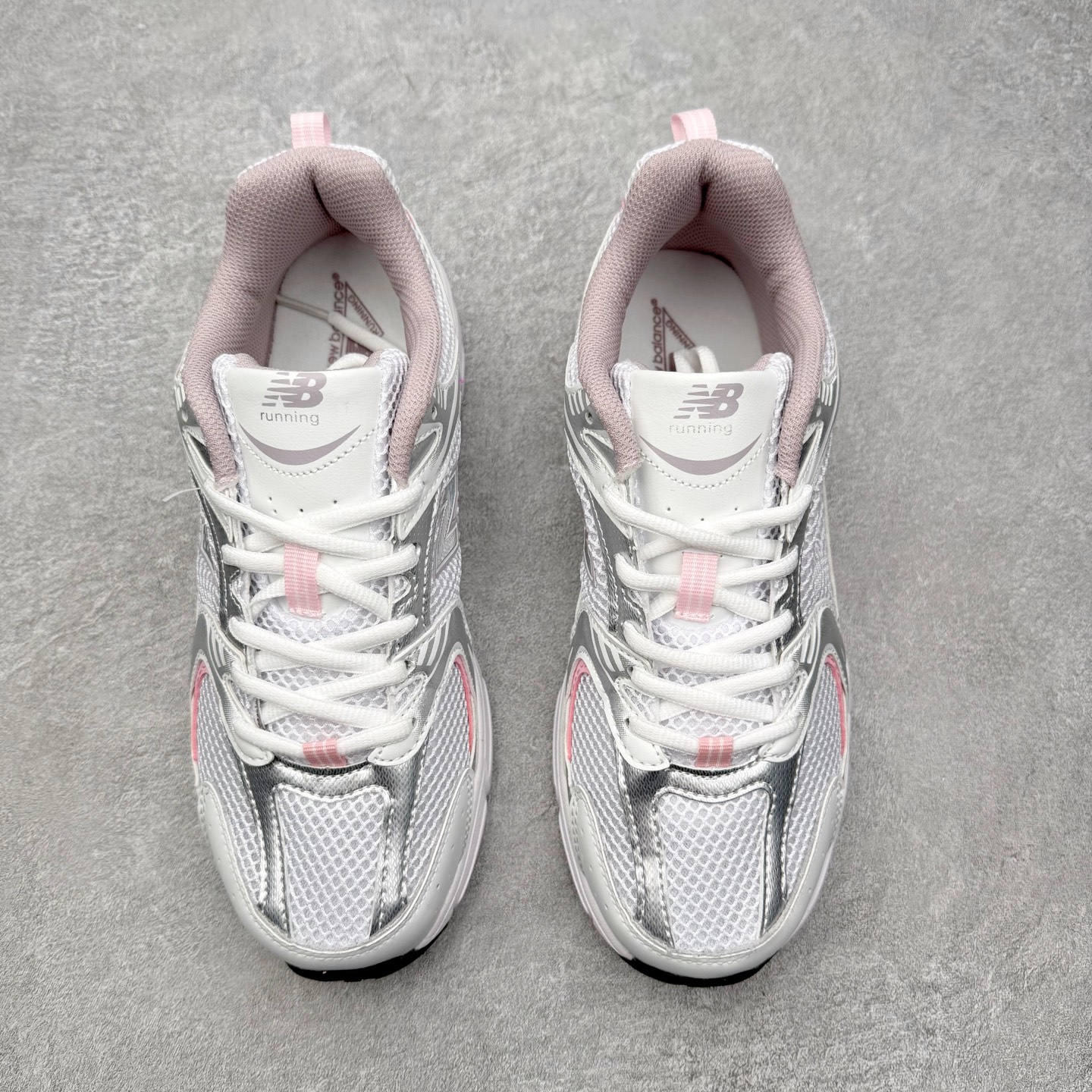 图片[2]-＃福利特价 New Balance NB530 新百伦复古透气跑步鞋 抛弃过往以皮革为主的人气轮廓 以极具复古风范的跑鞋外观呈现 设计上全鞋以简约清爽的纯白色作基底 鞋身覆盖大面积织物网眼材质 并于鞋头、鞋带孔眼片等细节处点缀对比鲜明的反光银镀层凸显 鞋舌、侧身等位置则辅以一贯的「N」字标志和品牌徽标彰显身份 最后通过搭载的 ABZORB 缓震中底完善整体造型 尺码：36 37 37.5 38 38.5 39 40 40.5 41 42 42.5 43 44 45-选品中心