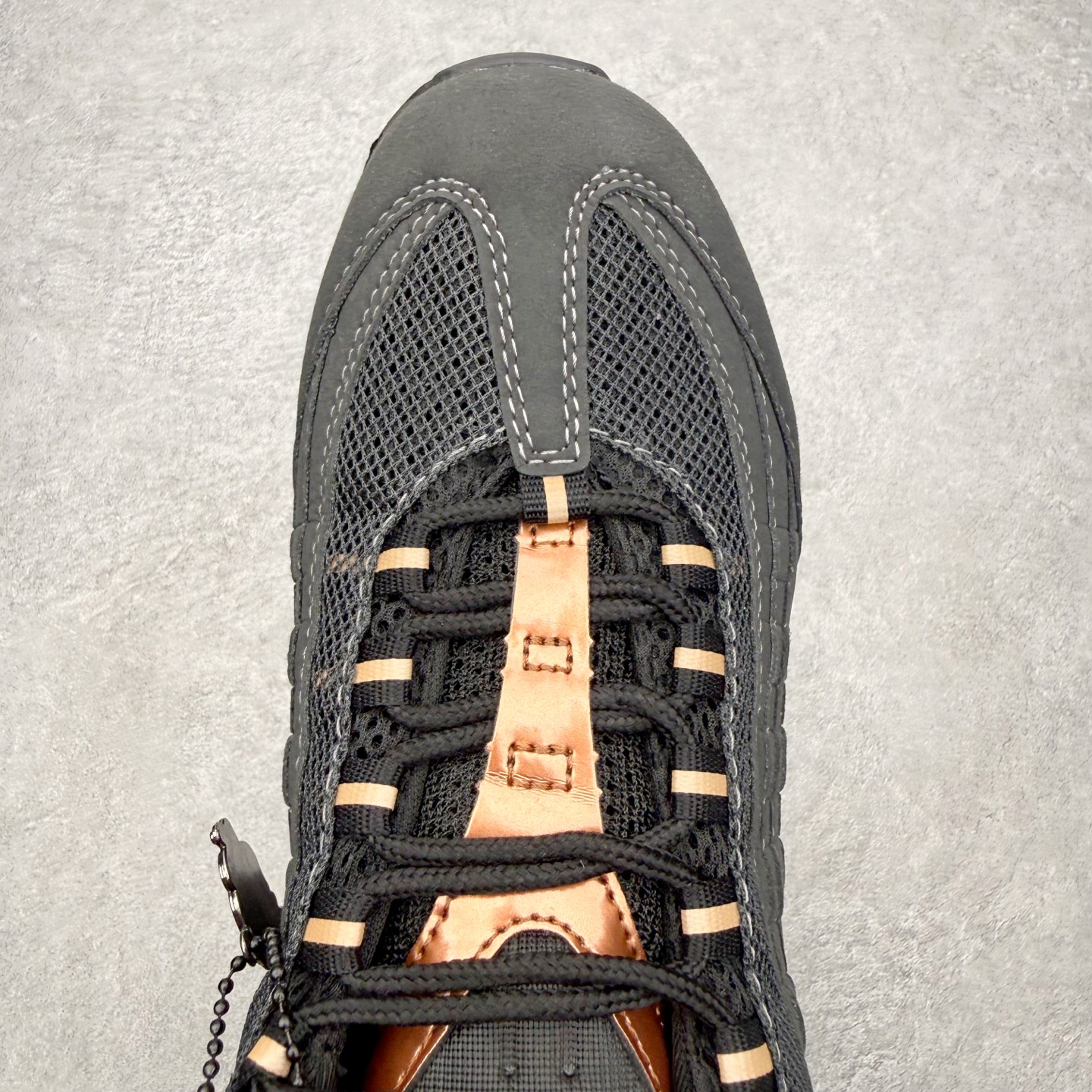 图片[4]-＃MX版 NK Air Max 95 复古减震气垫跑鞋 经典重温 外单专供大厂出品 品质稳定 一百余色 终端操作 鞋款设计灵感源于人体构造 中底设计基于人体的脊柱构造 是整体设计的核心 尼龙孔眼代表了肋骨 而分层式面板和网眼象征着肌肉纤维和肉体组织 Air Max 95采用了两个独立的吹塑成型的Air-Sole单元 并首次在前掌使用可视化气垫设计 Swoosh logo夜当作一个 点符号放在了鞋子的后帮位置 20年的发展让 AIR MAX 95有了不同的故事 20年后再度面向世人的时候 焕然一新的面貌 让人有了另外一种清新脱俗的感觉 尺码：36 36.5 37.5 38 38.5 39 40 40.5 41 42 42.5 43 44 44.5 45 46-选品中心