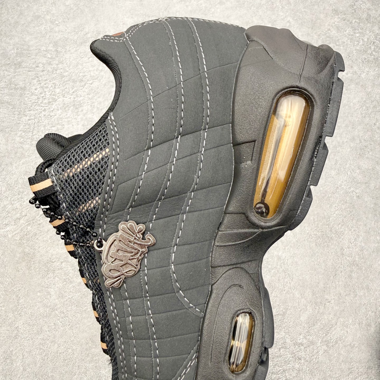 图片[7]-＃MX版 NK Air Max 95 复古减震气垫跑鞋 经典重温 外单专供大厂出品 品质稳定 一百余色 终端操作 鞋款设计灵感源于人体构造 中底设计基于人体的脊柱构造 是整体设计的核心 尼龙孔眼代表了肋骨 而分层式面板和网眼象征着肌肉纤维和肉体组织 Air Max 95采用了两个独立的吹塑成型的Air-Sole单元 并首次在前掌使用可视化气垫设计 Swoosh logo夜当作一个 点符号放在了鞋子的后帮位置 20年的发展让 AIR MAX 95有了不同的故事 20年后再度面向世人的时候 焕然一新的面貌 让人有了另外一种清新脱俗的感觉 尺码：36 36.5 37.5 38 38.5 39 40 40.5 41 42 42.5 43 44 44.5 45 46-选品中心