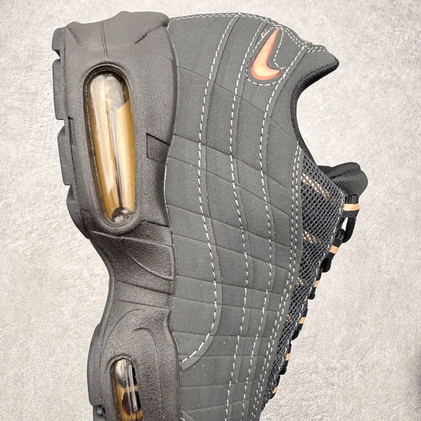 图片[6]-＃MX版 NK Air Max 95 复古减震气垫跑鞋 经典重温 外单专供大厂出品 品质稳定 一百余色 终端操作 鞋款设计灵感源于人体构造 中底设计基于人体的脊柱构造 是整体设计的核心 尼龙孔眼代表了肋骨 而分层式面板和网眼象征着肌肉纤维和肉体组织 Air Max 95采用了两个独立的吹塑成型的Air-Sole单元 并首次在前掌使用可视化气垫设计 Swoosh logo夜当作一个 点符号放在了鞋子的后帮位置 20年的发展让 AIR MAX 95有了不同的故事 20年后再度面向世人的时候 焕然一新的面貌 让人有了另外一种清新脱俗的感觉 尺码：36 36.5 37.5 38 38.5 39 40 40.5 41 42 42.5 43 44 44.5 45 46-选品中心