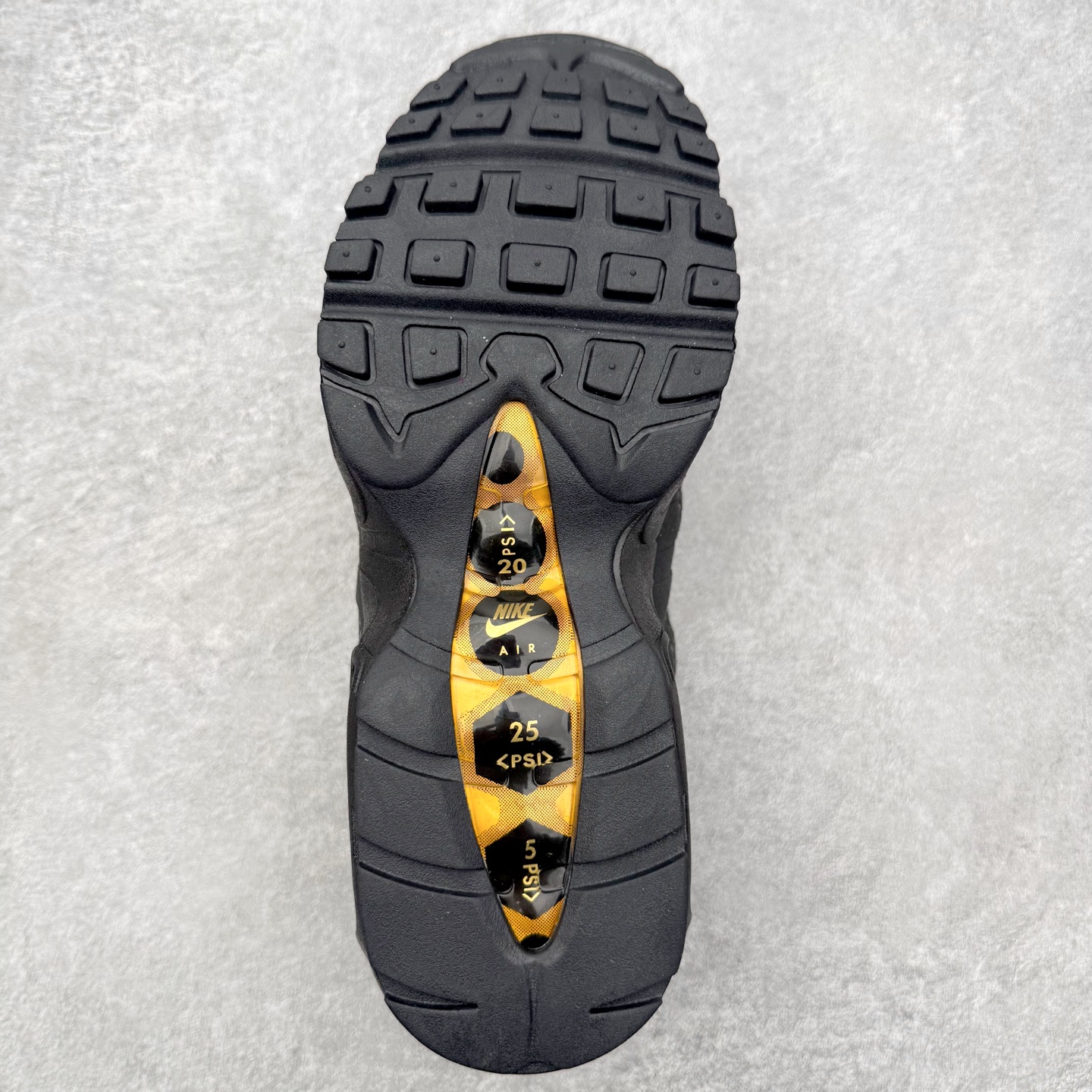 图片[9]-＃MX版 NK Air Max 95 复古减震气垫跑鞋 经典重温 外单专供大厂出品 品质稳定 一百余色 终端操作 鞋款设计灵感源于人体构造 中底设计基于人体的脊柱构造 是整体设计的核心 尼龙孔眼代表了肋骨 而分层式面板和网眼象征着肌肉纤维和肉体组织 Air Max 95采用了两个独立的吹塑成型的Air-Sole单元 并首次在前掌使用可视化气垫设计 Swoosh logo夜当作一个 点符号放在了鞋子的后帮位置 20年的发展让 AIR MAX 95有了不同的故事 20年后再度面向世人的时候 焕然一新的面貌 让人有了另外一种清新脱俗的感觉 尺码：36 36.5 37.5 38 38.5 39 40 40.5 41 42 42.5 43 44 44.5 45 46-选品中心