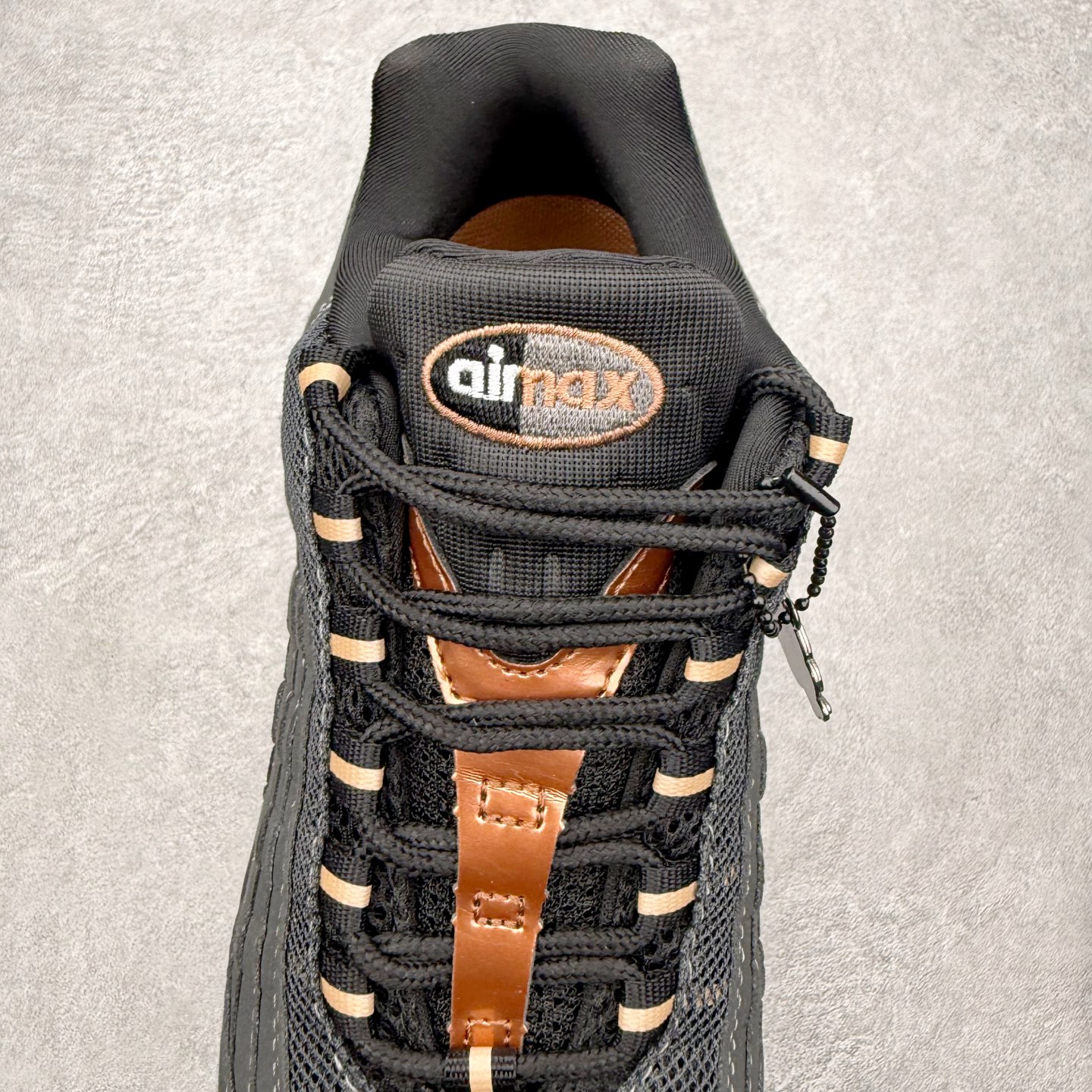 图片[5]-＃MX版 NK Air Max 95 复古减震气垫跑鞋 经典重温 外单专供大厂出品 品质稳定 一百余色 终端操作 鞋款设计灵感源于人体构造 中底设计基于人体的脊柱构造 是整体设计的核心 尼龙孔眼代表了肋骨 而分层式面板和网眼象征着肌肉纤维和肉体组织 Air Max 95采用了两个独立的吹塑成型的Air-Sole单元 并首次在前掌使用可视化气垫设计 Swoosh logo夜当作一个 点符号放在了鞋子的后帮位置 20年的发展让 AIR MAX 95有了不同的故事 20年后再度面向世人的时候 焕然一新的面貌 让人有了另外一种清新脱俗的感觉 尺码：36 36.5 37.5 38 38.5 39 40 40.5 41 42 42.5 43 44 44.5 45 46-选品中心