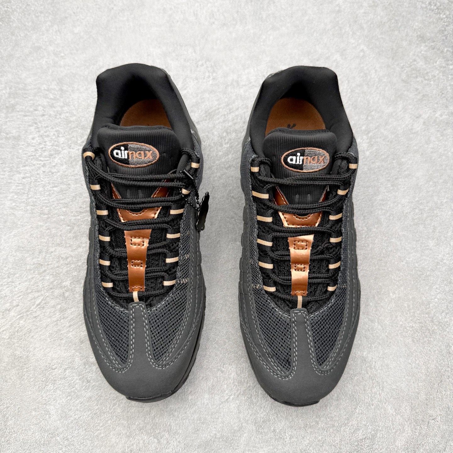 图片[2]-＃MX版 NK Air Max 95 复古减震气垫跑鞋 经典重温 外单专供大厂出品 品质稳定 一百余色 终端操作 鞋款设计灵感源于人体构造 中底设计基于人体的脊柱构造 是整体设计的核心 尼龙孔眼代表了肋骨 而分层式面板和网眼象征着肌肉纤维和肉体组织 Air Max 95采用了两个独立的吹塑成型的Air-Sole单元 并首次在前掌使用可视化气垫设计 Swoosh logo夜当作一个 点符号放在了鞋子的后帮位置 20年的发展让 AIR MAX 95有了不同的故事 20年后再度面向世人的时候 焕然一新的面貌 让人有了另外一种清新脱俗的感觉 尺码：36 36.5 37.5 38 38.5 39 40 40.5 41 42 42.5 43 44 44.5 45 46-选品中心