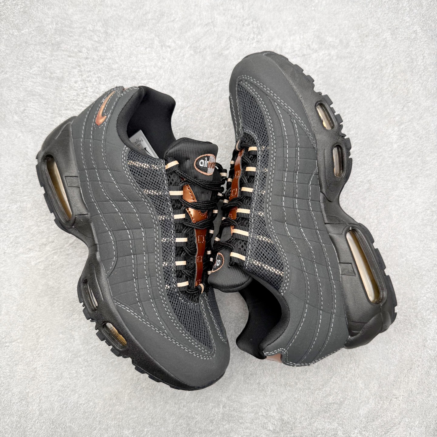 图片[3]-＃MX版 NK Air Max 95 复古减震气垫跑鞋 经典重温 外单专供大厂出品 品质稳定 一百余色 终端操作 鞋款设计灵感源于人体构造 中底设计基于人体的脊柱构造 是整体设计的核心 尼龙孔眼代表了肋骨 而分层式面板和网眼象征着肌肉纤维和肉体组织 Air Max 95采用了两个独立的吹塑成型的Air-Sole单元 并首次在前掌使用可视化气垫设计 Swoosh logo夜当作一个 点符号放在了鞋子的后帮位置 20年的发展让 AIR MAX 95有了不同的故事 20年后再度面向世人的时候 焕然一新的面貌 让人有了另外一种清新脱俗的感觉 尺码：36 36.5 37.5 38 38.5 39 40 40.5 41 42 42.5 43 44 44.5 45 46-选品中心