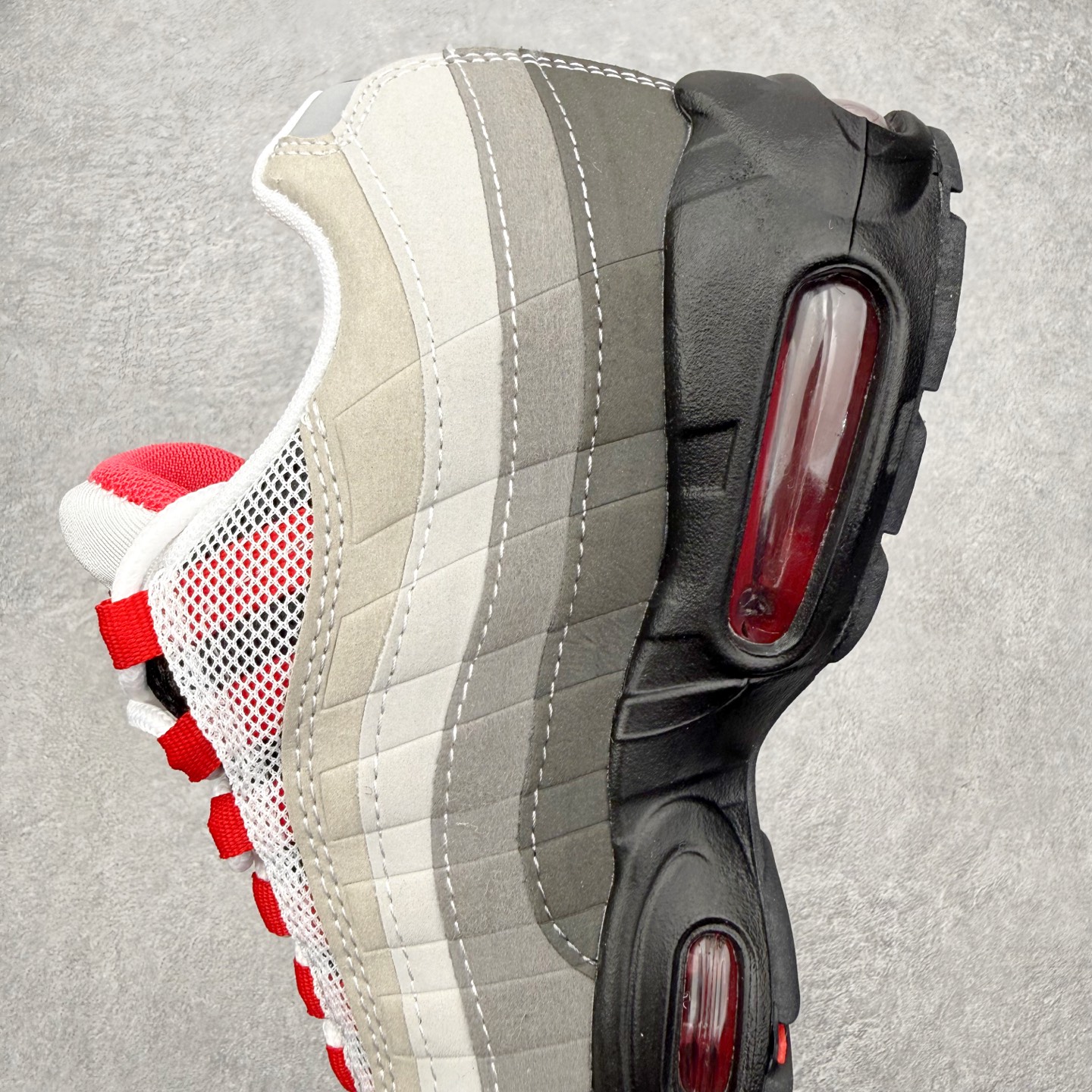 图片[7]-＃MX版 NK Air Max 95 复古减震气垫跑鞋 经典重温 外单专供大厂出品 品质稳定 一百余色 终端操作 鞋款设计灵感源于人体构造 中底设计基于人体的脊柱构造 是整体设计的核心 尼龙孔眼代表了肋骨 而分层式面板和网眼象征着肌肉纤维和肉体组织 Air Max 95采用了两个独立的吹塑成型的Air-Sole单元 并首次在前掌使用可视化气垫设计 Swoosh logo夜当作一个 点符号放在了鞋子的后帮位置 20年的发展让 AIR MAX 95有了不同的故事 20年后再度面向世人的时候 焕然一新的面貌 让人有了另外一种清新脱俗的感觉 尺码：36 36.5 37.5 38 38.5 39 40 40.5 41 42 42.5 43 44 44.5 45 46-选品中心