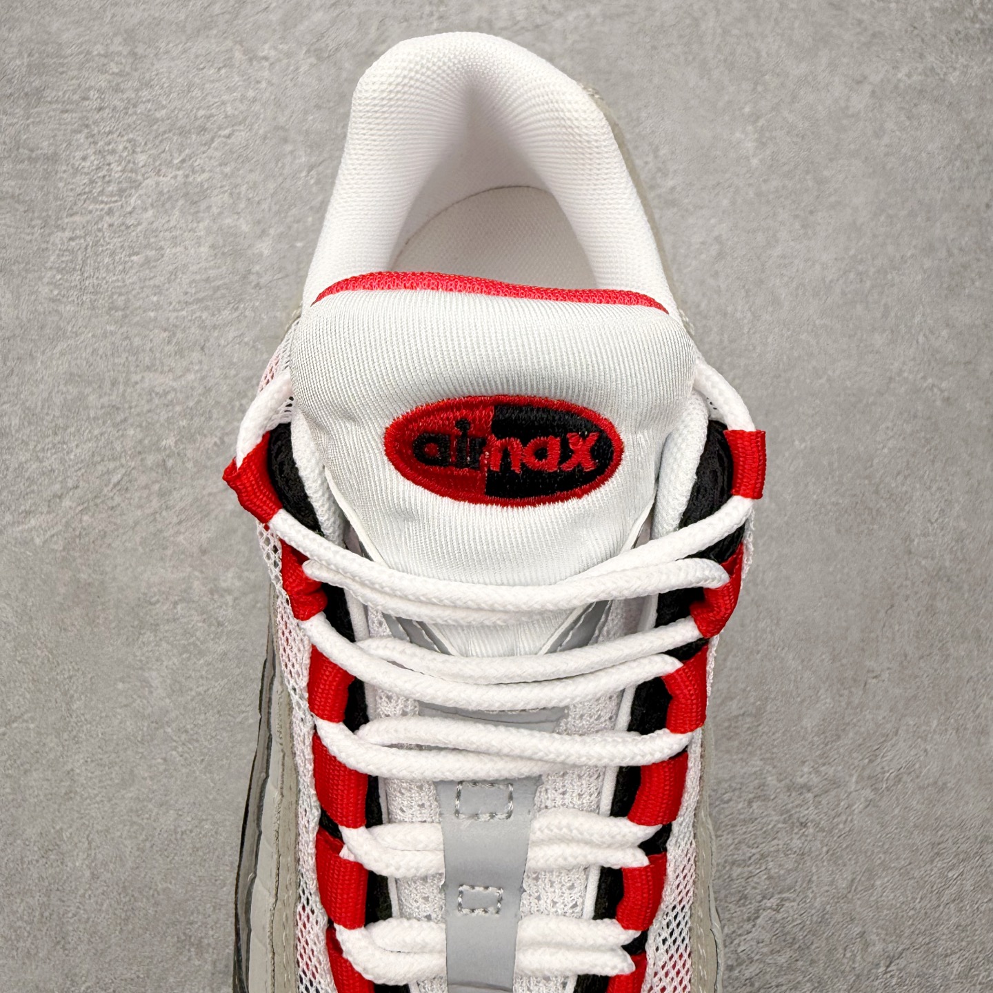 图片[5]-＃MX版 NK Air Max 95 复古减震气垫跑鞋 经典重温 外单专供大厂出品 品质稳定 一百余色 终端操作 鞋款设计灵感源于人体构造 中底设计基于人体的脊柱构造 是整体设计的核心 尼龙孔眼代表了肋骨 而分层式面板和网眼象征着肌肉纤维和肉体组织 Air Max 95采用了两个独立的吹塑成型的Air-Sole单元 并首次在前掌使用可视化气垫设计 Swoosh logo夜当作一个 点符号放在了鞋子的后帮位置 20年的发展让 AIR MAX 95有了不同的故事 20年后再度面向世人的时候 焕然一新的面貌 让人有了另外一种清新脱俗的感觉 尺码：36 36.5 37.5 38 38.5 39 40 40.5 41 42 42.5 43 44 44.5 45 46-选品中心