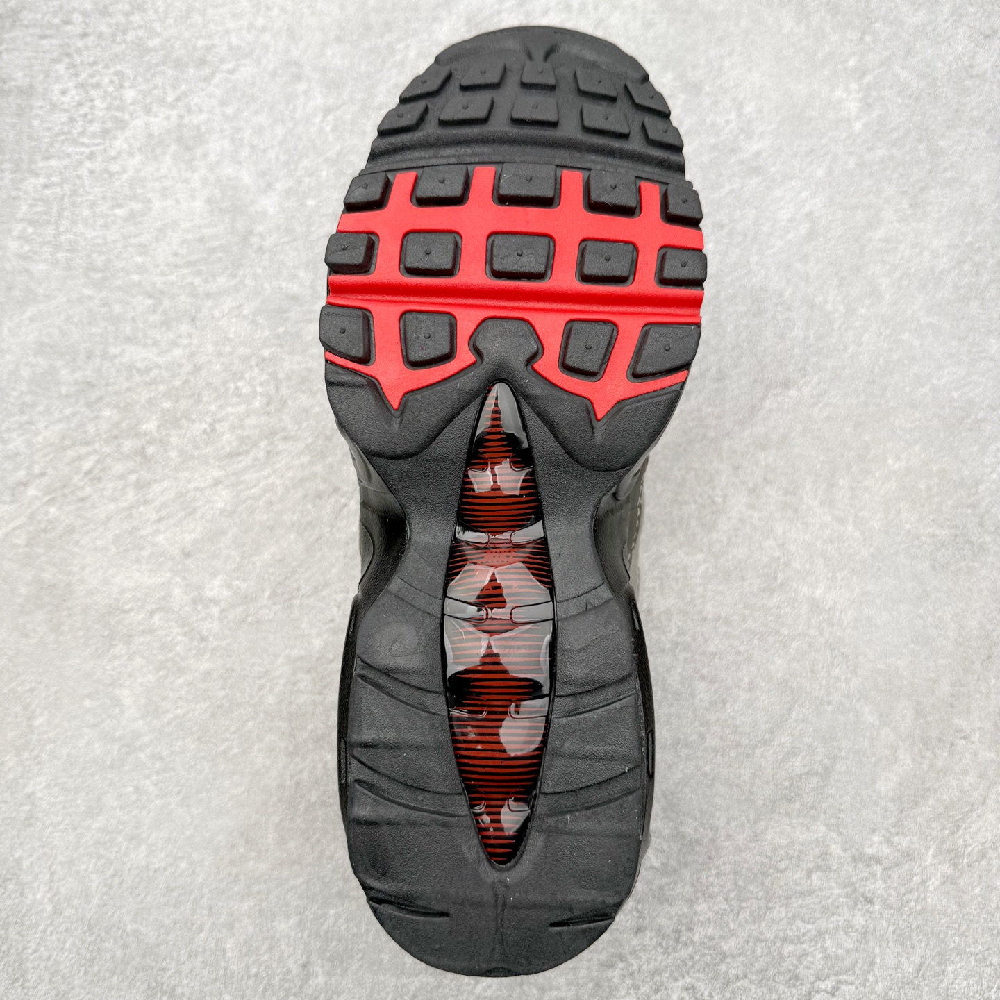 图片[9]-＃MX版 NK Air Max 95 复古减震气垫跑鞋 经典重温 外单专供大厂出品 品质稳定 一百余色 终端操作 鞋款设计灵感源于人体构造 中底设计基于人体的脊柱构造 是整体设计的核心 尼龙孔眼代表了肋骨 而分层式面板和网眼象征着肌肉纤维和肉体组织 Air Max 95采用了两个独立的吹塑成型的Air-Sole单元 并首次在前掌使用可视化气垫设计 Swoosh logo夜当作一个 点符号放在了鞋子的后帮位置 20年的发展让 AIR MAX 95有了不同的故事 20年后再度面向世人的时候 焕然一新的面貌 让人有了另外一种清新脱俗的感觉 尺码：36 36.5 37.5 38 38.5 39 40 40.5 41 42 42.5 43 44 44.5 45 46-选品中心