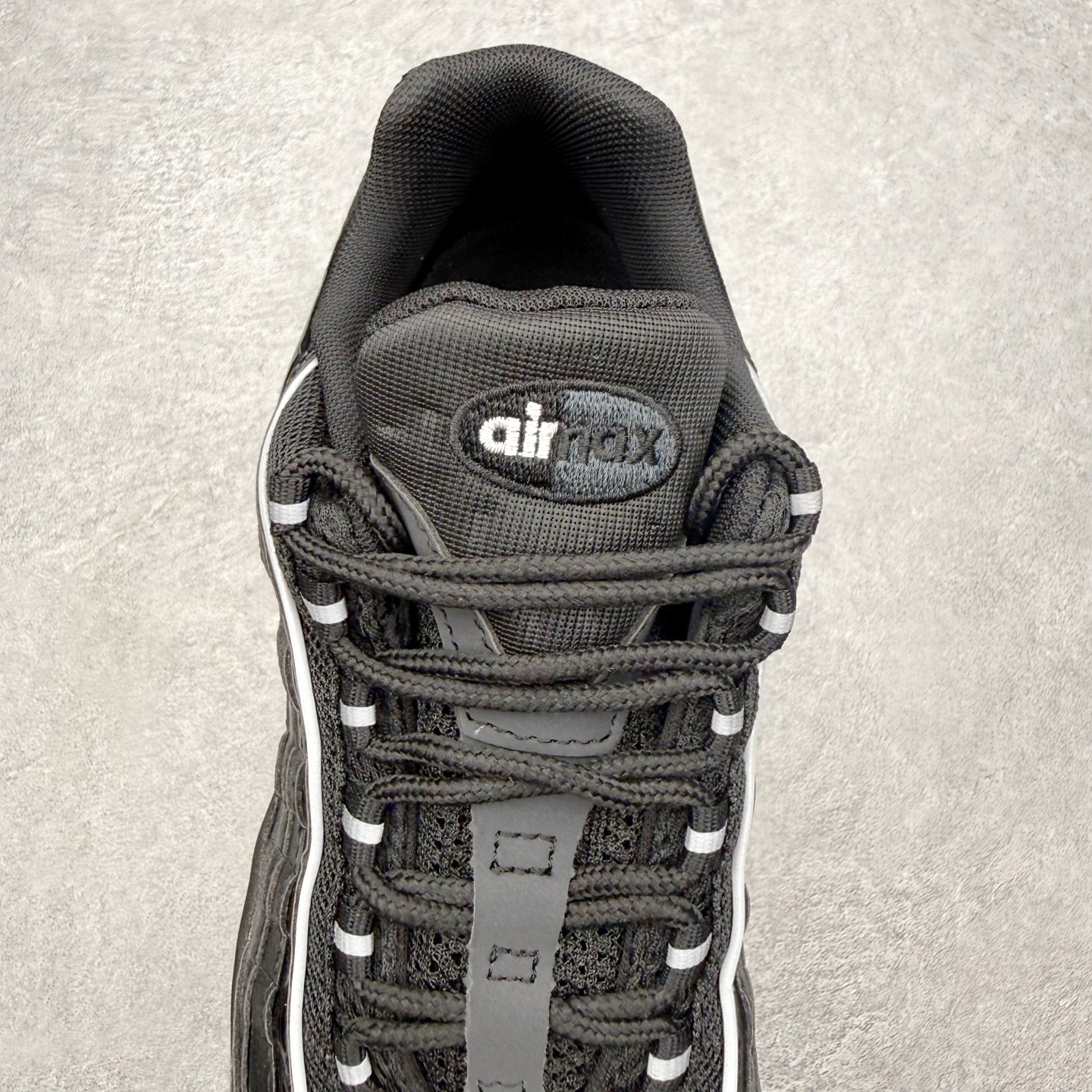 图片[5]-＃MX版 NK Air Max 95 复古减震气垫跑鞋 经典重温 外单专供大厂出品 品质稳定 一百余色 终端操作 鞋款设计灵感源于人体构造 中底设计基于人体的脊柱构造 是整体设计的核心 尼龙孔眼代表了肋骨 而分层式面板和网眼象征着肌肉纤维和肉体组织 Air Max 95采用了两个独立的吹塑成型的Air-Sole单元 并首次在前掌使用可视化气垫设计 Swoosh logo夜当作一个 点符号放在了鞋子的后帮位置 20年的发展让 AIR MAX 95有了不同的故事 20年后再度面向世人的时候 焕然一新的面貌 让人有了另外一种清新脱俗的感觉 尺码：36 36.5 37.5 38 38.5 39 40 40.5 41 42 42.5 43 44 44.5 45 46-选品中心