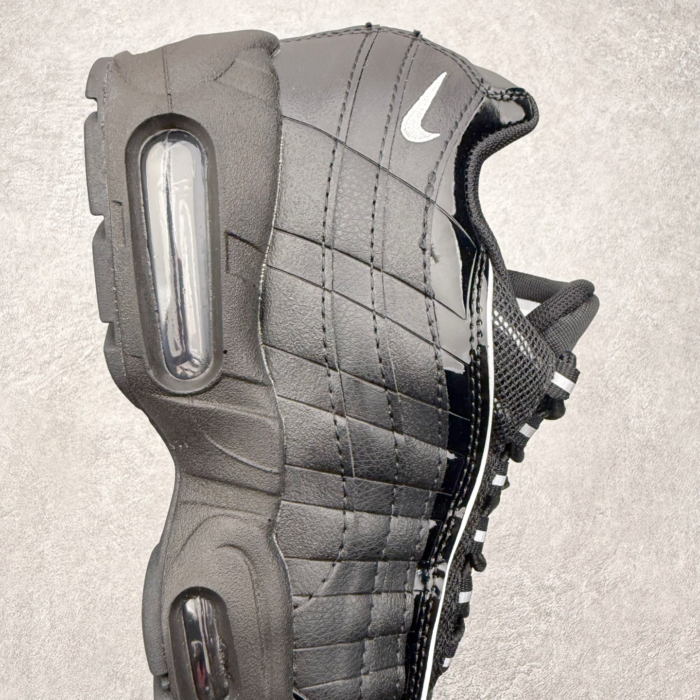 图片[6]-＃MX版 NK Air Max 95 复古减震气垫跑鞋 经典重温 外单专供大厂出品 品质稳定 一百余色 终端操作 鞋款设计灵感源于人体构造 中底设计基于人体的脊柱构造 是整体设计的核心 尼龙孔眼代表了肋骨 而分层式面板和网眼象征着肌肉纤维和肉体组织 Air Max 95采用了两个独立的吹塑成型的Air-Sole单元 并首次在前掌使用可视化气垫设计 Swoosh logo夜当作一个 点符号放在了鞋子的后帮位置 20年的发展让 AIR MAX 95有了不同的故事 20年后再度面向世人的时候 焕然一新的面貌 让人有了另外一种清新脱俗的感觉 尺码：36 36.5 37.5 38 38.5 39 40 40.5 41 42 42.5 43 44 44.5 45 46-选品中心
