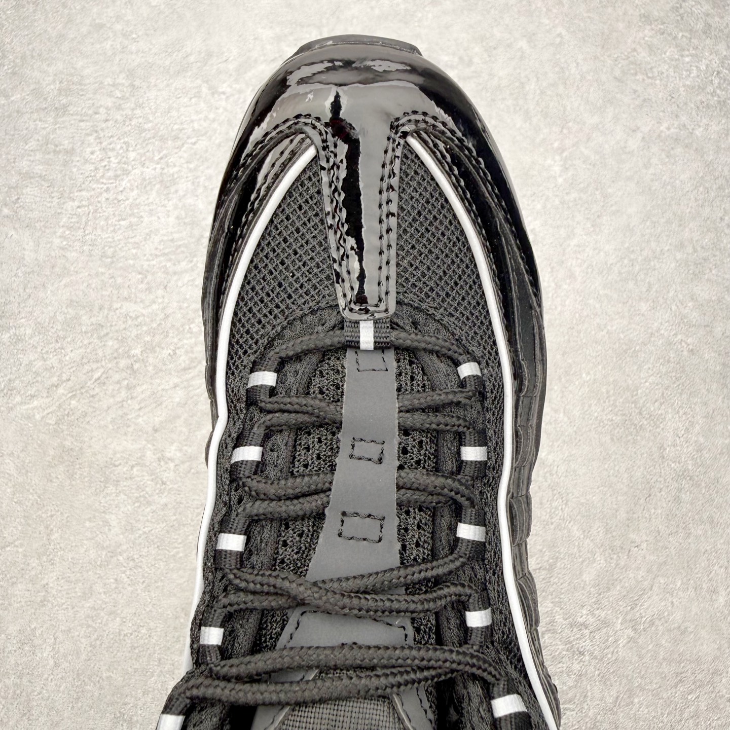 图片[4]-＃MX版 NK Air Max 95 复古减震气垫跑鞋 经典重温 外单专供大厂出品 品质稳定 一百余色 终端操作 鞋款设计灵感源于人体构造 中底设计基于人体的脊柱构造 是整体设计的核心 尼龙孔眼代表了肋骨 而分层式面板和网眼象征着肌肉纤维和肉体组织 Air Max 95采用了两个独立的吹塑成型的Air-Sole单元 并首次在前掌使用可视化气垫设计 Swoosh logo夜当作一个 点符号放在了鞋子的后帮位置 20年的发展让 AIR MAX 95有了不同的故事 20年后再度面向世人的时候 焕然一新的面貌 让人有了另外一种清新脱俗的感觉 尺码：36 36.5 37.5 38 38.5 39 40 40.5 41 42 42.5 43 44 44.5 45 46-选品中心
