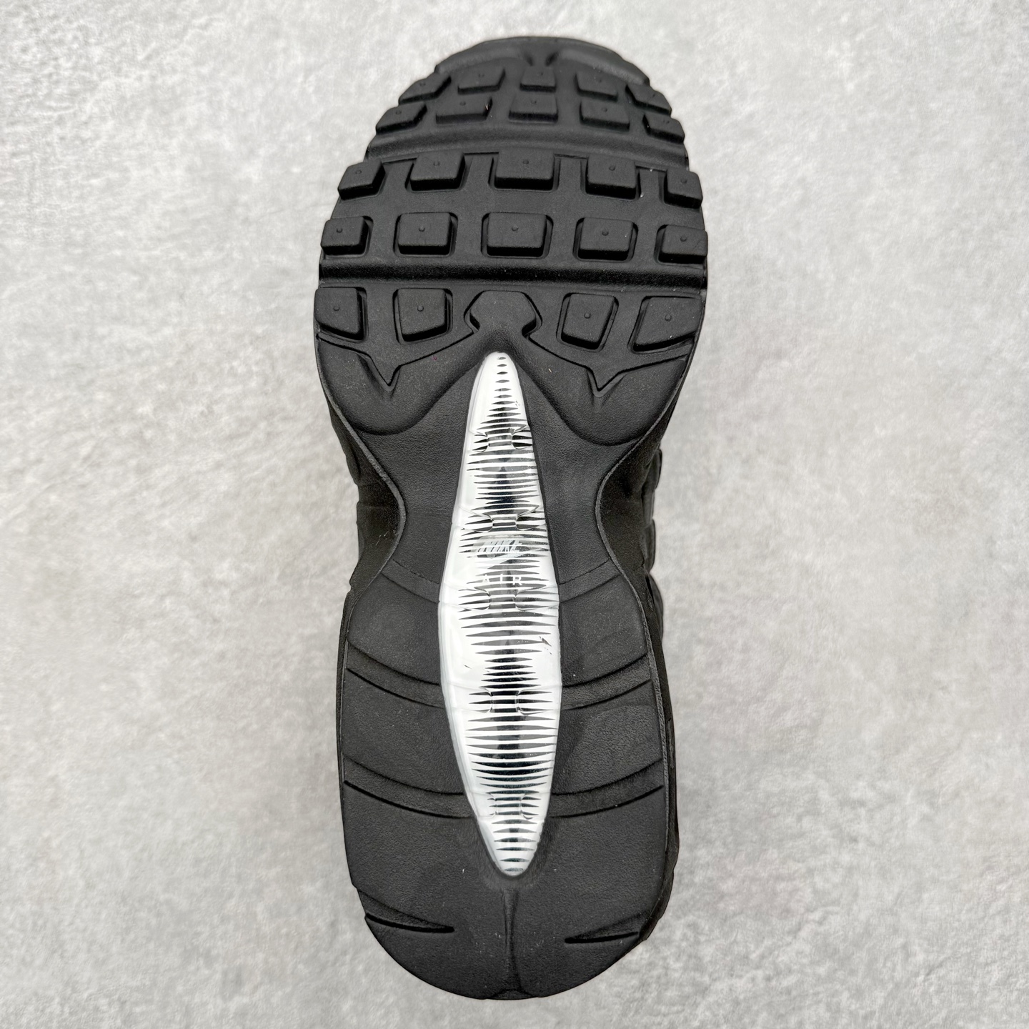 图片[9]-＃MX版 NK Air Max 95 复古减震气垫跑鞋 经典重温 外单专供大厂出品 品质稳定 一百余色 终端操作 鞋款设计灵感源于人体构造 中底设计基于人体的脊柱构造 是整体设计的核心 尼龙孔眼代表了肋骨 而分层式面板和网眼象征着肌肉纤维和肉体组织 Air Max 95采用了两个独立的吹塑成型的Air-Sole单元 并首次在前掌使用可视化气垫设计 Swoosh logo夜当作一个 点符号放在了鞋子的后帮位置 20年的发展让 AIR MAX 95有了不同的故事 20年后再度面向世人的时候 焕然一新的面貌 让人有了另外一种清新脱俗的感觉 尺码：36 36.5 37.5 38 38.5 39 40 40.5 41 42 42.5 43 44 44.5 45 46-选品中心