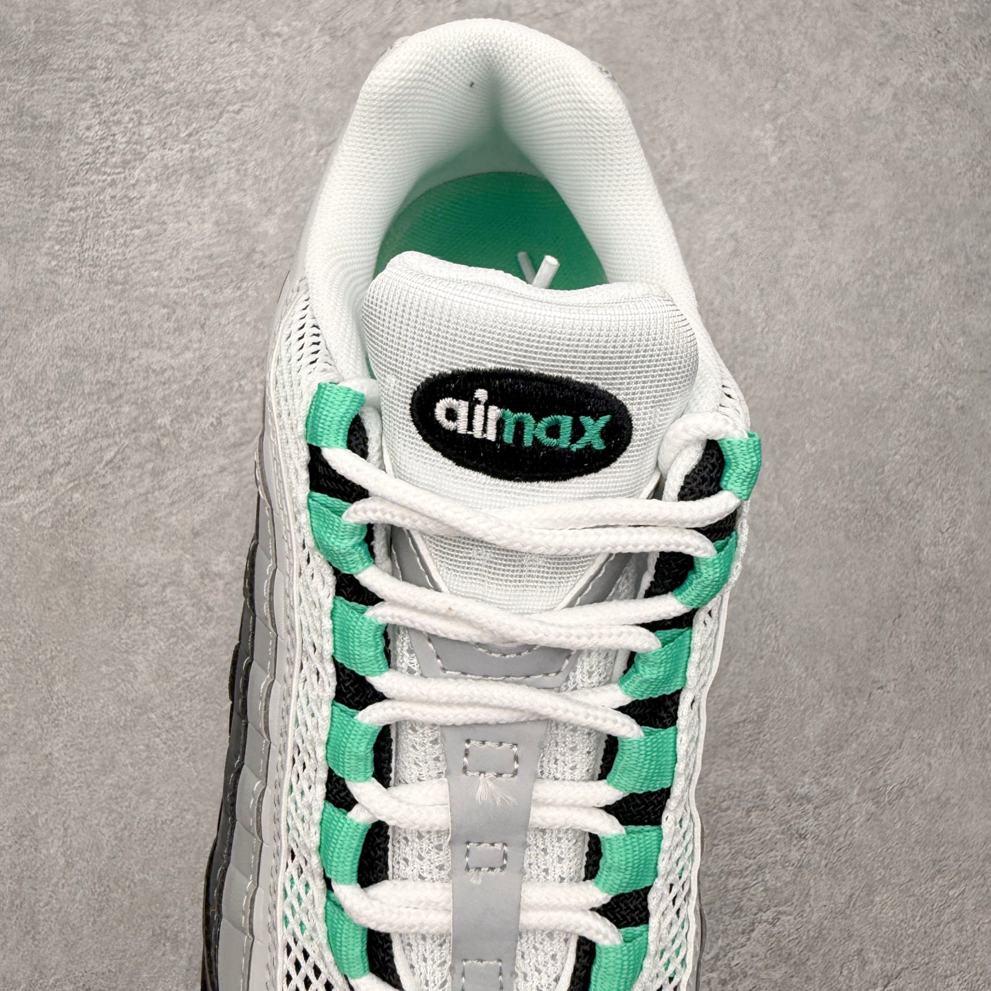 图片[5]-＃MX版 NK Air Max 95 复古减震气垫跑鞋 经典重温 外单专供大厂出品 品质稳定 一百余色 终端操作 鞋款设计灵感源于人体构造 中底设计基于人体的脊柱构造 是整体设计的核心 尼龙孔眼代表了肋骨 而分层式面板和网眼象征着肌肉纤维和肉体组织 Air Max 95采用了两个独立的吹塑成型的Air-Sole单元 并首次在前掌使用可视化气垫设计 Swoosh logo夜当作一个 点符号放在了鞋子的后帮位置 20年的发展让 AIR MAX 95有了不同的故事 20年后再度面向世人的时候 焕然一新的面貌 让人有了另外一种清新脱俗的感觉 尺码：36 36.5 37.5 38 38.5 39 40 40.5 41 42 42.5 43 44 44.5 45 46-选品中心
