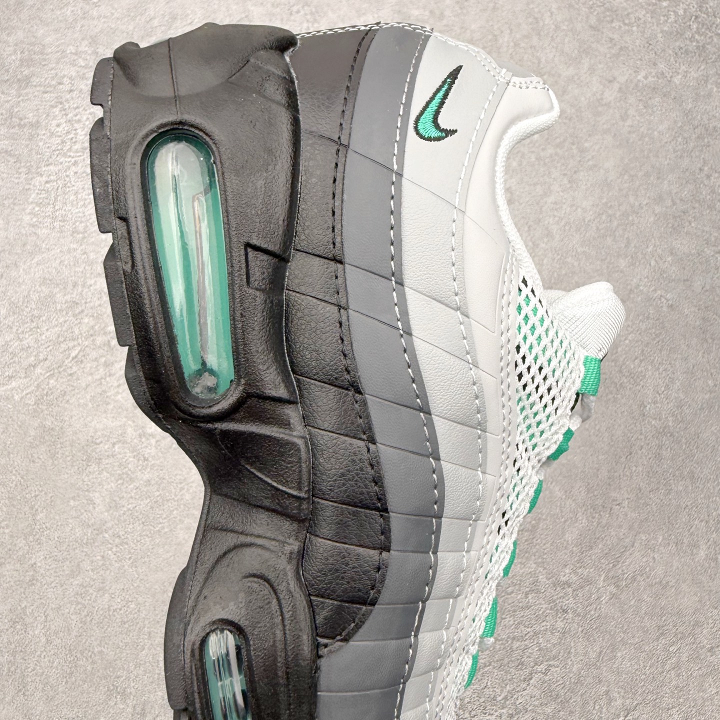 图片[6]-＃MX版 NK Air Max 95 复古减震气垫跑鞋 经典重温 外单专供大厂出品 品质稳定 一百余色 终端操作 鞋款设计灵感源于人体构造 中底设计基于人体的脊柱构造 是整体设计的核心 尼龙孔眼代表了肋骨 而分层式面板和网眼象征着肌肉纤维和肉体组织 Air Max 95采用了两个独立的吹塑成型的Air-Sole单元 并首次在前掌使用可视化气垫设计 Swoosh logo夜当作一个 点符号放在了鞋子的后帮位置 20年的发展让 AIR MAX 95有了不同的故事 20年后再度面向世人的时候 焕然一新的面貌 让人有了另外一种清新脱俗的感觉 尺码：36 36.5 37.5 38 38.5 39 40 40.5 41 42 42.5 43 44 44.5 45 46-选品中心