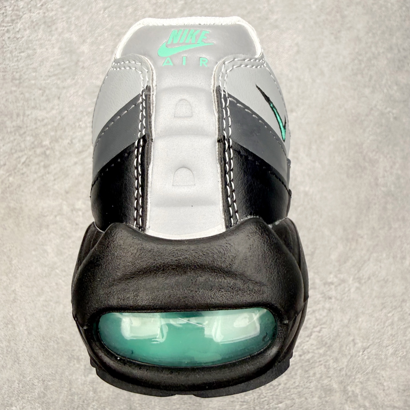 图片[8]-＃MX版 NK Air Max 95 复古减震气垫跑鞋 经典重温 外单专供大厂出品 品质稳定 一百余色 终端操作 鞋款设计灵感源于人体构造 中底设计基于人体的脊柱构造 是整体设计的核心 尼龙孔眼代表了肋骨 而分层式面板和网眼象征着肌肉纤维和肉体组织 Air Max 95采用了两个独立的吹塑成型的Air-Sole单元 并首次在前掌使用可视化气垫设计 Swoosh logo夜当作一个 点符号放在了鞋子的后帮位置 20年的发展让 AIR MAX 95有了不同的故事 20年后再度面向世人的时候 焕然一新的面貌 让人有了另外一种清新脱俗的感觉 尺码：36 36.5 37.5 38 38.5 39 40 40.5 41 42 42.5 43 44 44.5 45 46-选品中心