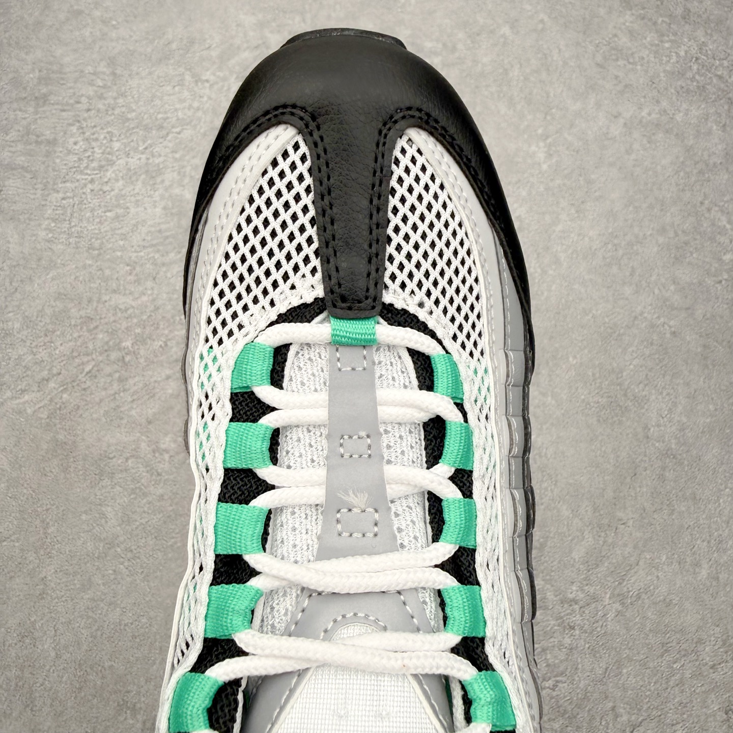 图片[4]-＃MX版 NK Air Max 95 复古减震气垫跑鞋 经典重温 外单专供大厂出品 品质稳定 一百余色 终端操作 鞋款设计灵感源于人体构造 中底设计基于人体的脊柱构造 是整体设计的核心 尼龙孔眼代表了肋骨 而分层式面板和网眼象征着肌肉纤维和肉体组织 Air Max 95采用了两个独立的吹塑成型的Air-Sole单元 并首次在前掌使用可视化气垫设计 Swoosh logo夜当作一个 点符号放在了鞋子的后帮位置 20年的发展让 AIR MAX 95有了不同的故事 20年后再度面向世人的时候 焕然一新的面貌 让人有了另外一种清新脱俗的感觉 尺码：36 36.5 37.5 38 38.5 39 40 40.5 41 42 42.5 43 44 44.5 45 46-选品中心