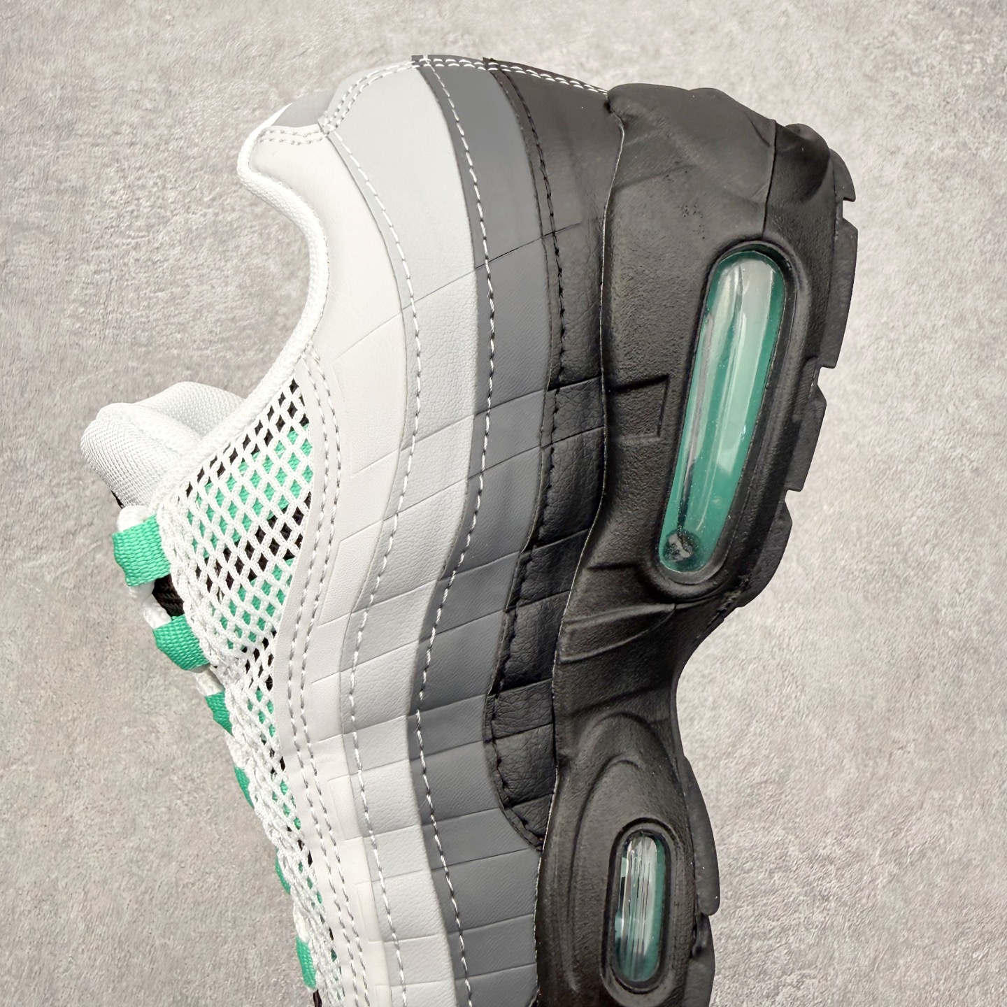 图片[7]-＃MX版 NK Air Max 95 复古减震气垫跑鞋 经典重温 外单专供大厂出品 品质稳定 一百余色 终端操作 鞋款设计灵感源于人体构造 中底设计基于人体的脊柱构造 是整体设计的核心 尼龙孔眼代表了肋骨 而分层式面板和网眼象征着肌肉纤维和肉体组织 Air Max 95采用了两个独立的吹塑成型的Air-Sole单元 并首次在前掌使用可视化气垫设计 Swoosh logo夜当作一个 点符号放在了鞋子的后帮位置 20年的发展让 AIR MAX 95有了不同的故事 20年后再度面向世人的时候 焕然一新的面貌 让人有了另外一种清新脱俗的感觉 尺码：36 36.5 37.5 38 38.5 39 40 40.5 41 42 42.5 43 44 44.5 45 46-选品中心