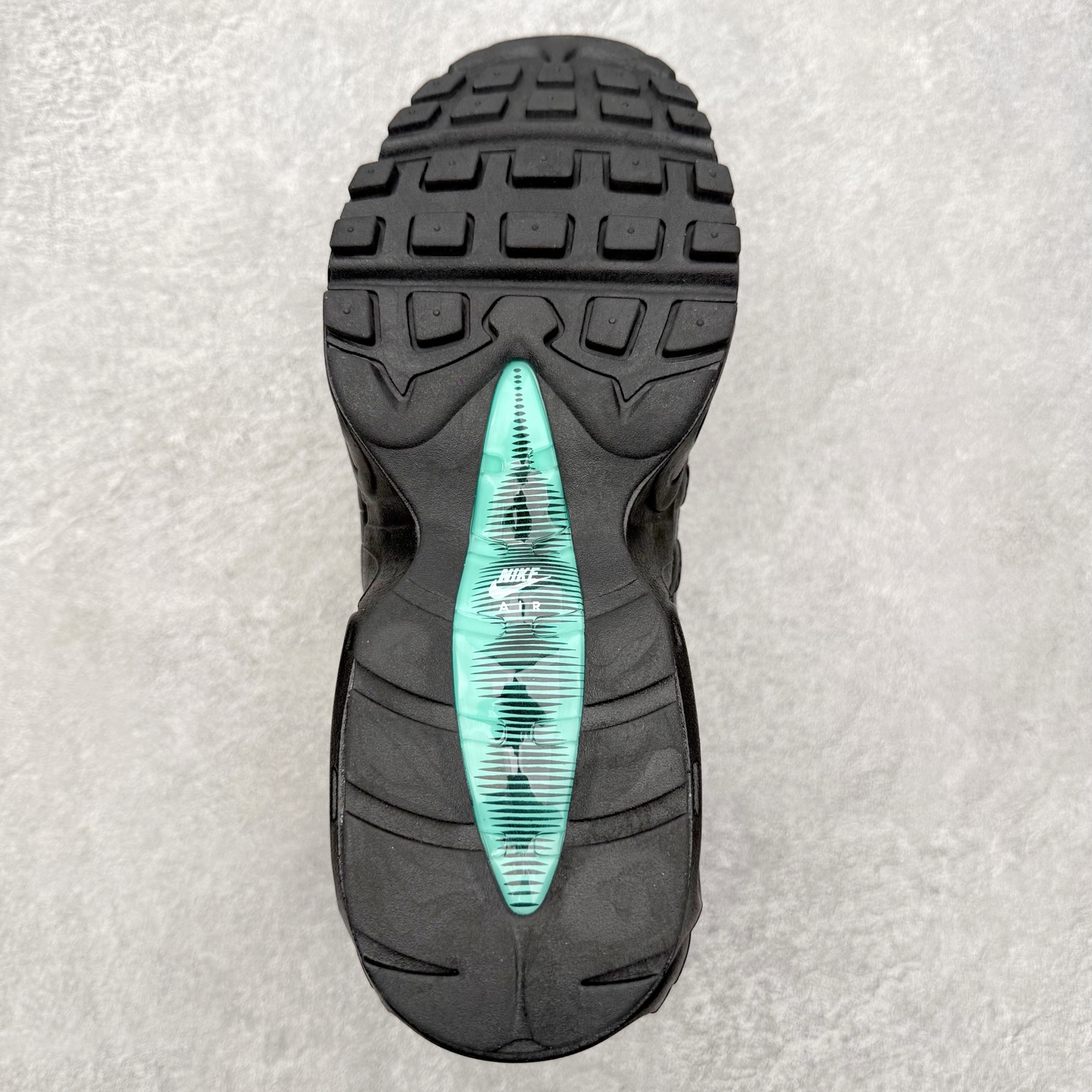 图片[9]-＃MX版 NK Air Max 95 复古减震气垫跑鞋 经典重温 外单专供大厂出品 品质稳定 一百余色 终端操作 鞋款设计灵感源于人体构造 中底设计基于人体的脊柱构造 是整体设计的核心 尼龙孔眼代表了肋骨 而分层式面板和网眼象征着肌肉纤维和肉体组织 Air Max 95采用了两个独立的吹塑成型的Air-Sole单元 并首次在前掌使用可视化气垫设计 Swoosh logo夜当作一个 点符号放在了鞋子的后帮位置 20年的发展让 AIR MAX 95有了不同的故事 20年后再度面向世人的时候 焕然一新的面貌 让人有了另外一种清新脱俗的感觉 尺码：36 36.5 37.5 38 38.5 39 40 40.5 41 42 42.5 43 44 44.5 45 46-选品中心