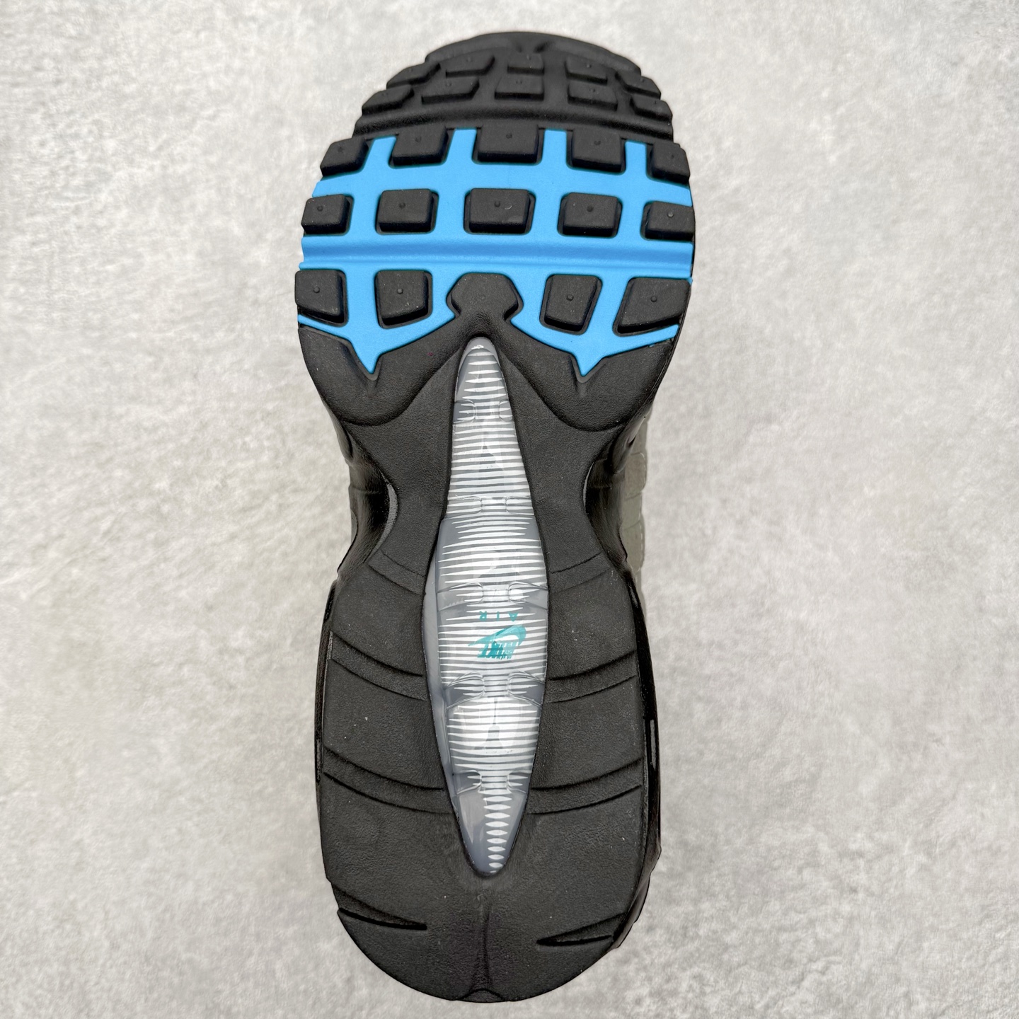 图片[9]-＃MX版 NK Air Max 95 复古减震气垫跑鞋 经典重温 外单专供大厂出品 品质稳定 一百余色 终端操作 鞋款设计灵感源于人体构造 中底设计基于人体的脊柱构造 是整体设计的核心 尼龙孔眼代表了肋骨 而分层式面板和网眼象征着肌肉纤维和肉体组织 Air Max 95采用了两个独立的吹塑成型的Air-Sole单元 并首次在前掌使用可视化气垫设计 Swoosh logo夜当作一个 点符号放在了鞋子的后帮位置 20年的发展让 AIR MAX 95有了不同的故事 20年后再度面向世人的时候 焕然一新的面貌 让人有了另外一种清新脱俗的感觉 尺码：36 36.5 37.5 38 38.5 39 40 40.5 41 42 42.5 43 44 44.5 45 46-选品中心
